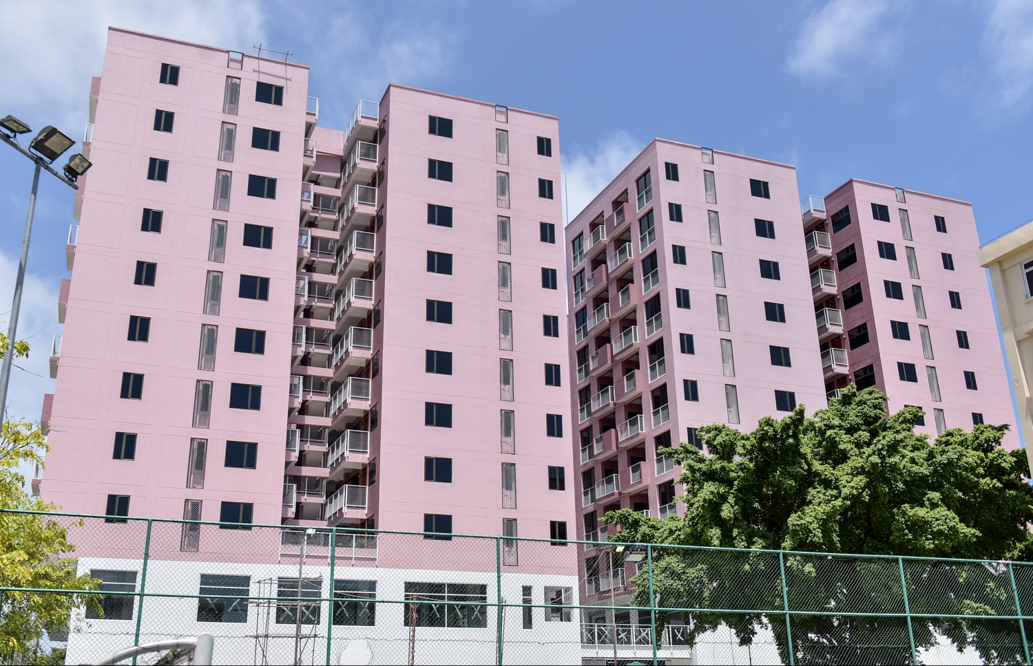 އަމީނީމަގުގައި ހަދާފައިވާ މާލޭ ސްކްއާ ފްލެޓްތައް: މިތަނުން ދޫކުރި ފްލެޓްތައް 47 އާއިލާ އަކުން ގަންނަން ޖެހުނީ ބޮޑު އަގުގައި ލޯނު ނަގައިގެން. -- ފޮޓޯ: ނިޝާން އަލީ /މިހާރު