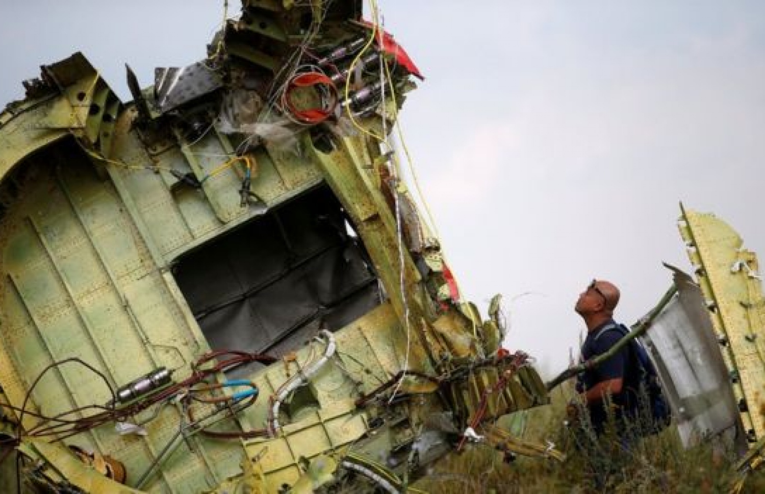 މިސައިލް ހަމަލާގައި ވައްޓާލި މެލޭޝިއާ އެއާލައިންސްގެ ބޯޓުގެ ބައިތައް ބަލަނީ. --ފޮޓޯ:ރޮއިޓާސް