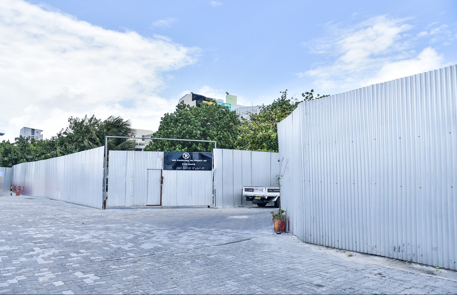 އާ ހާބަރުގެ ފުޑްކޯޓުތައް ހަދާ ސަރަހައްދުގައި ޓިނުން ފެންސް ޖަހާފައި. ފޮޓޯ: ނިޝާން އަލީ /މިހާރު