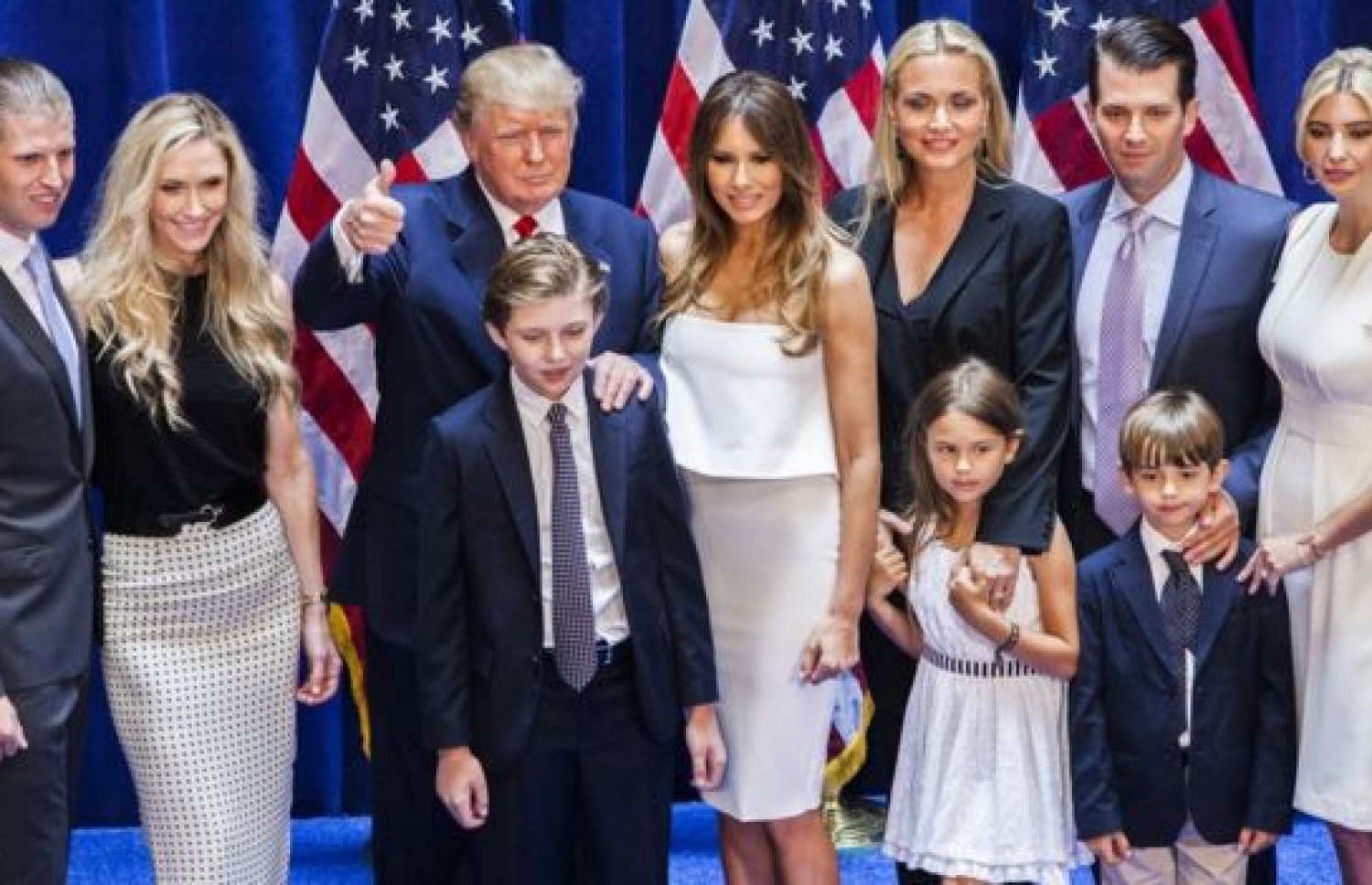 ޓްރަމްޕުގެ ކެމްޕޭން އިވެންޓެއްގައި އޭނާގެ އާއިލާ: ޓްރަމްޕުގެ އާމްދަނީން އަހަރެއްގެ ތެރޭ ވަނީ 800 މިލިއަން ޑޮލަރު ދަށްވެފައި.