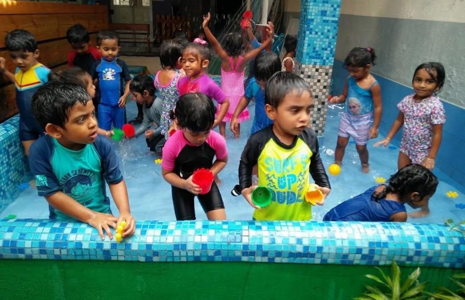 ކެންގަރޫ ކިޑްސް ޕްރީސްކޫލުގެ ދަރިވަރުންތަކެއް ފެންގަނޑަށް އެރި ކުޅެނީ.-- ފޮޓޯ: އައިލެންޑާސް އެޑިއުކޭޝަން