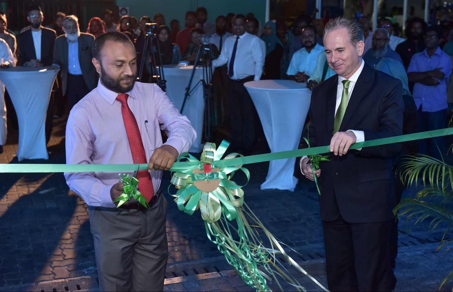 ބީއެމްއެލްގެ އިސްލާމިކް ބޭންކިން ބްރާންޗް، އިސްލާމިކް ޔުނިވަސިޓީގެ ޗާންސެލަރު ޝަހީމް (ވ) އާއި ބޭންކުގެ ސީއީއޯ އެންޑްރޫ (ވ) ހުޅުވައިދެއްވަނީ.-- ފޮޓޯ: ނިޝާން އަލީ/ މިހާރު