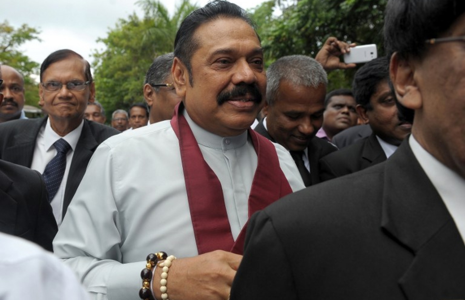 ކޮއްކޮ ގޮތަބަޔާ ކޯޓަށް ހާޒިރުކުރި ޝަރީއަތުގެ މަޖިލީހަށް ހާޒިރުވުމަށް ފަހު ކުރީގެ ރައީސް މަހިންދާ ރާޖަޕަކްސާ ވަޑައިގަންނަވަނީ. --ފޮޓޯ:އޭއެފްޕީ