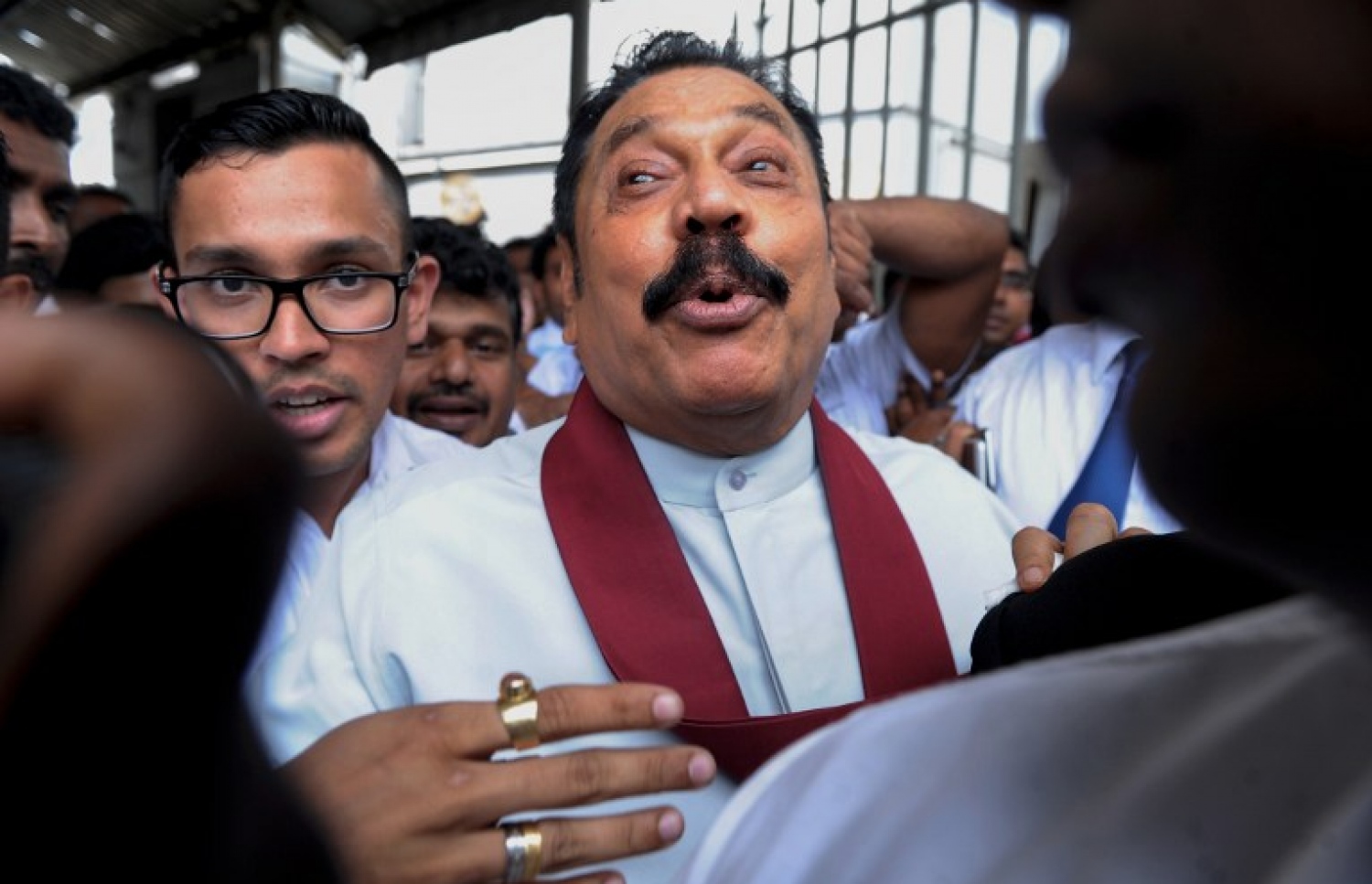 ކޮއްކޮ ގޮތަބަޔާ ކޯޓަށް ހާޒިރުކުރި ޝަރީއަތުގެ މަޖިލީހަށް ހާޒިރުވުމަށް ފަހު ކުރީގެ ރައީސް މަހިންދާ ރާޖަޕަކްސާ ވަޑައިގަންނަވަނީ. --ފޮޓޯ:އޭއެފްޕީ