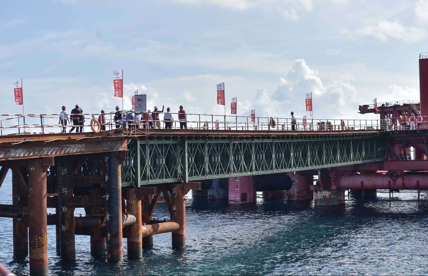 މާލެ އާއި ހުޅުލެއާ ދެމެދު އަޅާ ބްރިޖްގެ މަސައްކަތް ކުރިއަށް ދަނީ .-- ފޮޓޯ: ނިޝާން އަލީ/މިހާރު