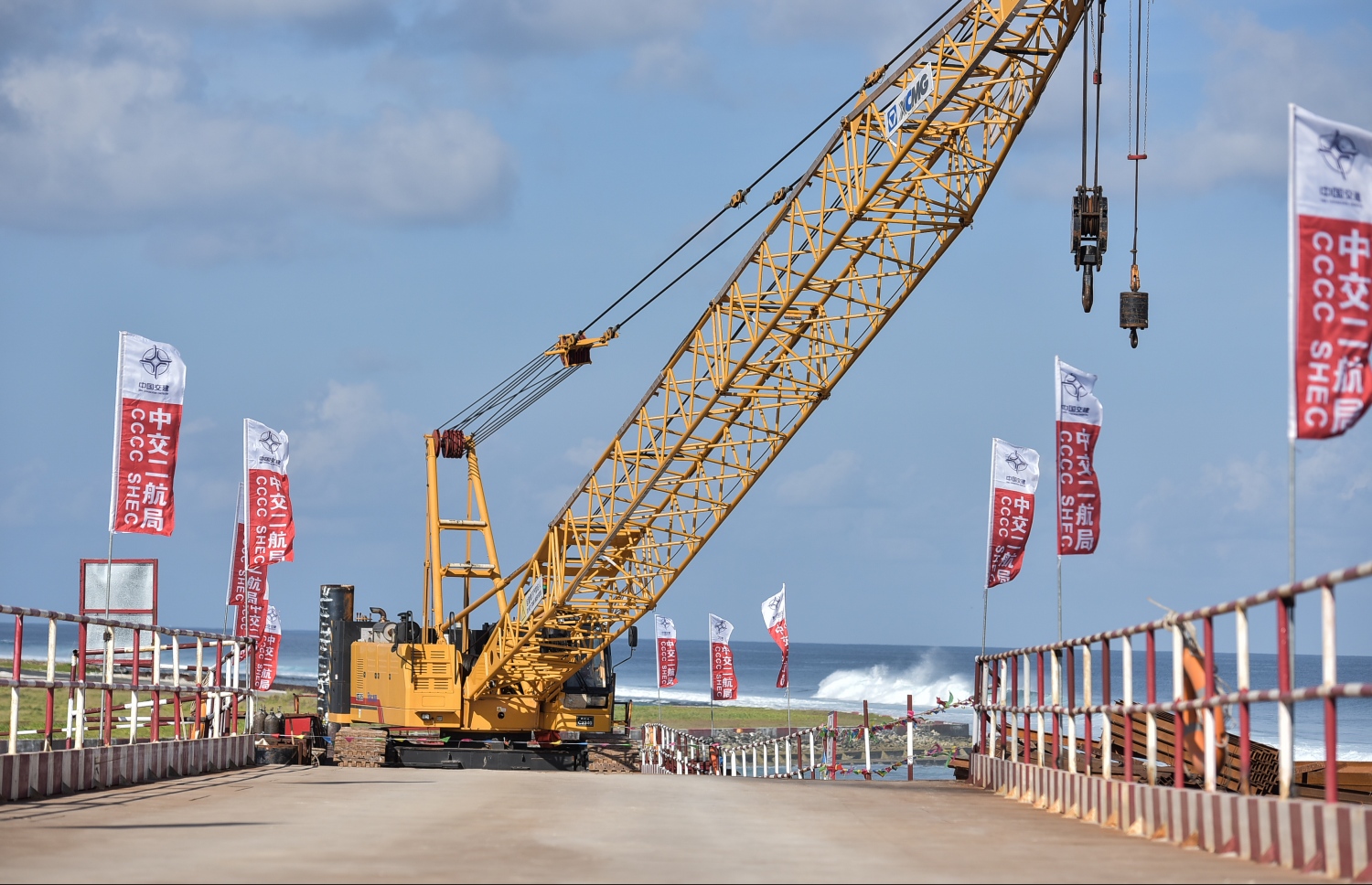 މާލެ-ހުޅުމާލެ އާ ދެމެދު އަޅަމުންދާ ބްރިޖުގެ މަސައްކަތް ކުރާ ހުޅުލޭ ސައިޓު: މި މަޝްރޫއަށް އަންނަ އަހަރުގެ ބަޖެޓުން ހަރަދުކުރާނެ.-- ފައިލް ފޮޓޯ: ނިޝާން އަލީ/ މިހާރު