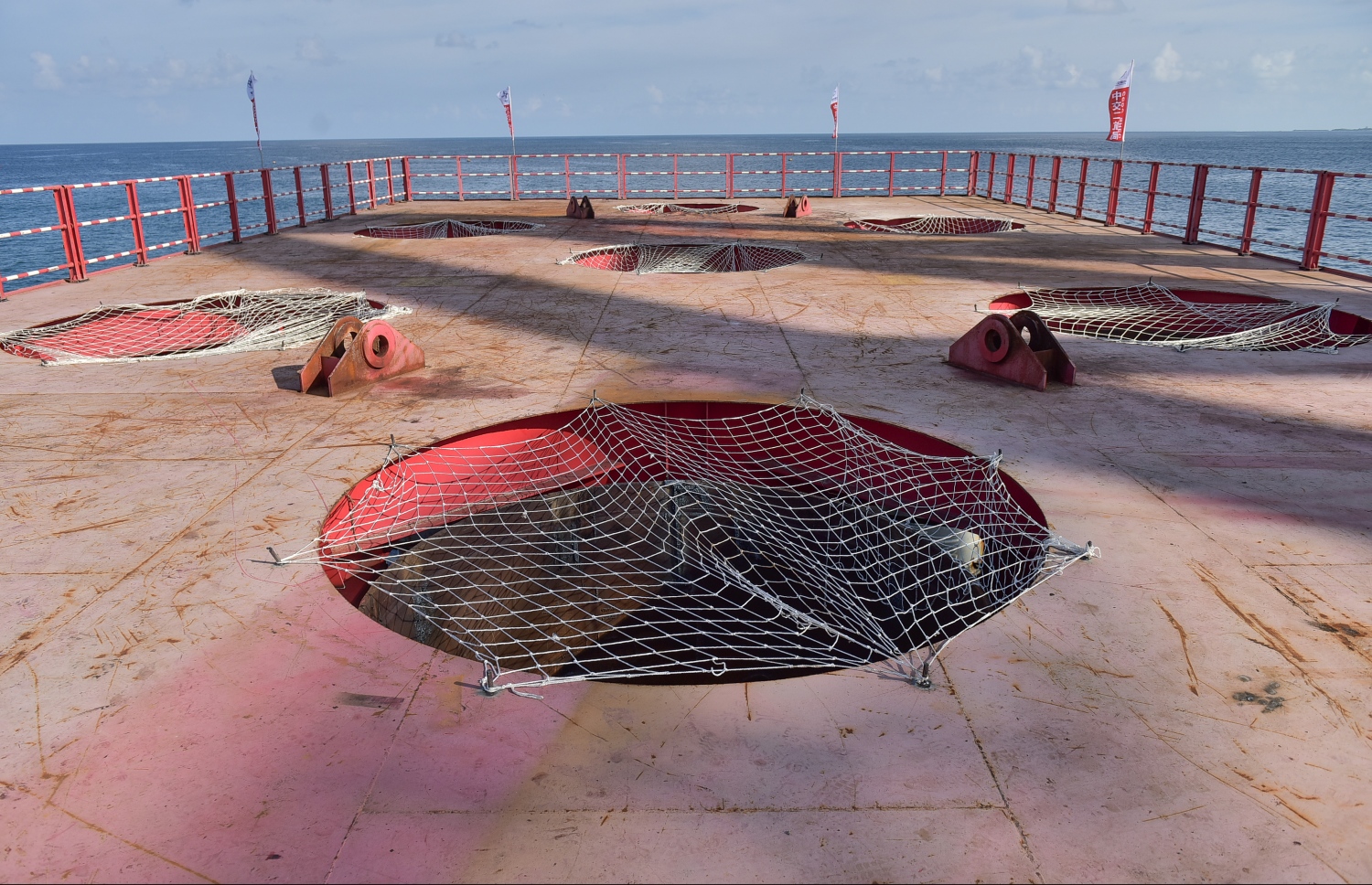 ހުޅުލެ ސަރަހައްދުގެ ތަނބެއްގެ ހަތް ހޮޅި ކަނޑު އަޑި އަށް ފައްތާފައި. މި ހޮޅިތަކަށް މިހާރު ވަނީ ކޮންކްރީޓް ވެސް އަޅާފައި. --ފޮޓޯ: ނިޝާން އަލީ