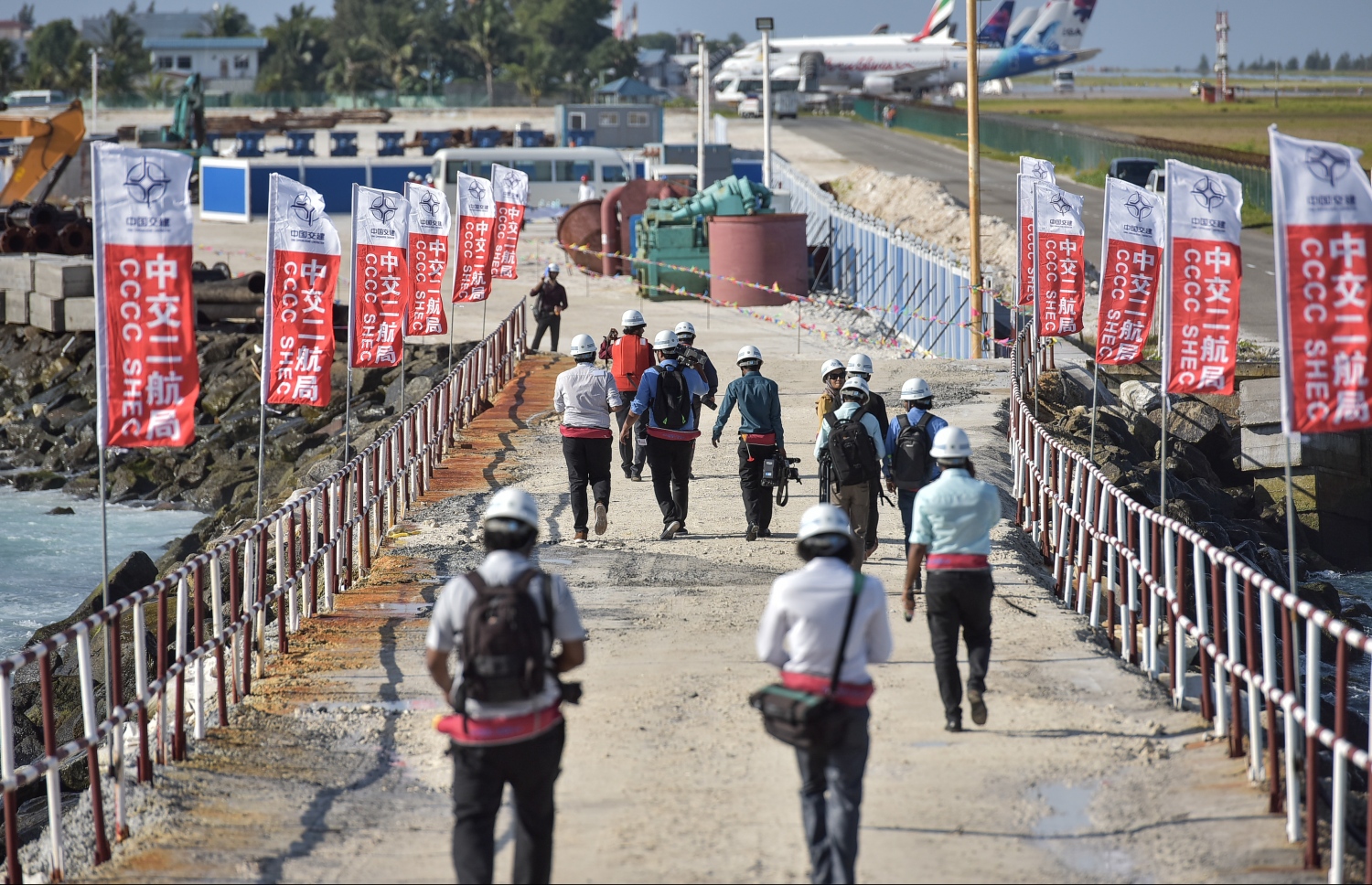 ބްރިޖުގެ މަސައްކަތް ކުރާ ހުޅުލޭ ސައިޓު: ހުޅުލެ އާއި ހުޅުމާލެ ގުޅުވާލާ މަގު ހަދާނީ މި ސަރަހައްދުން ފެށިގެން.--ފައިލް ފޮޓޯ: ނިޝާން އަލީ/ މިހާރު