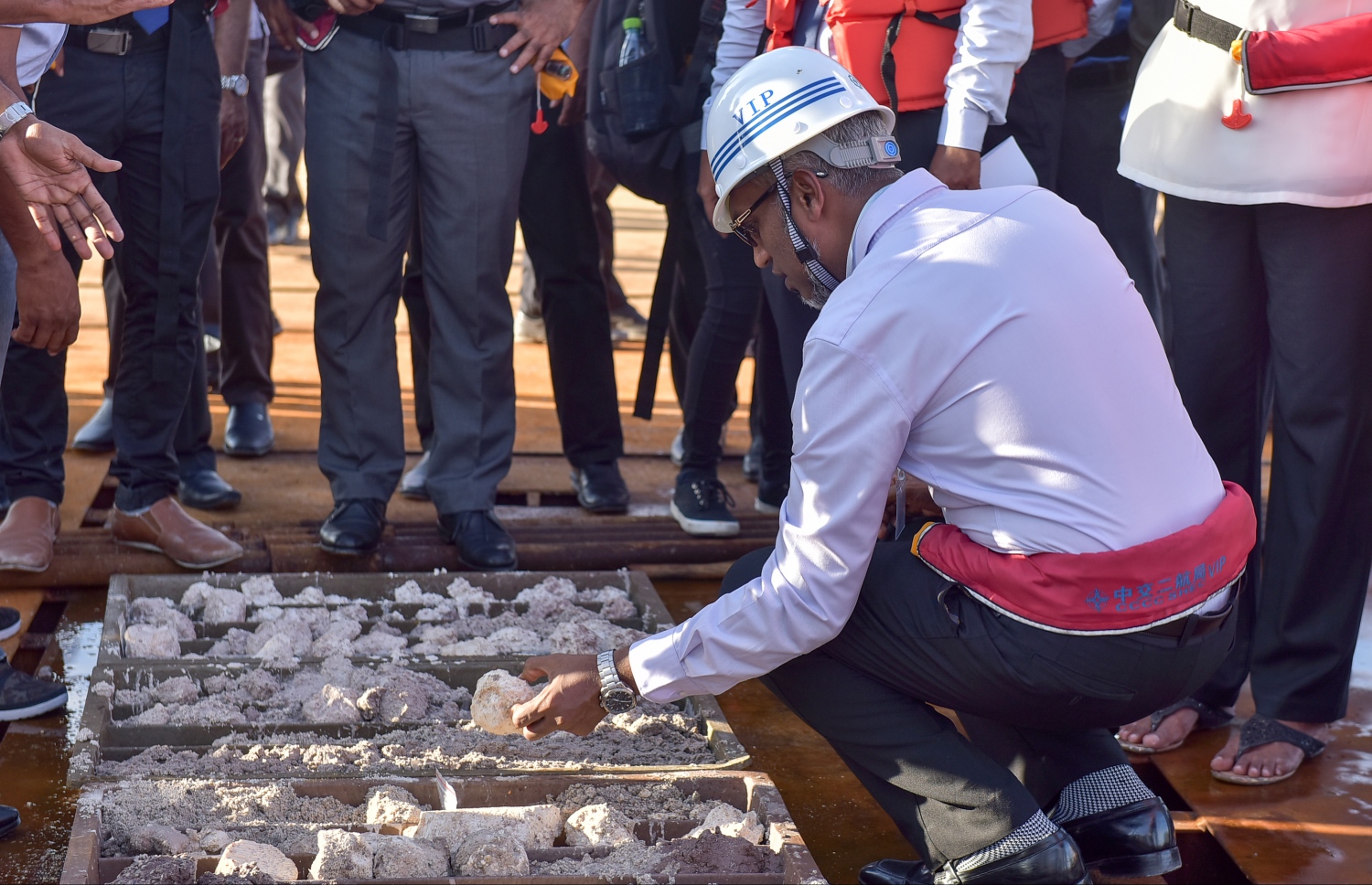 މާލެ-ހުޅުމާލެ އާ ދެމެދު އެޅި ބްރިޖުގައި ބޭނުންކުރާ ގާ/ވެލި، ހައުސިން މިނިސްޓަރު މުއިއްޒު އޮކްޓޯބަރު 3، 2016 ބައްލަވާލައްވަނީ-- ފޮޓޯ: ނިޝާން އަލީ/މިހާރު