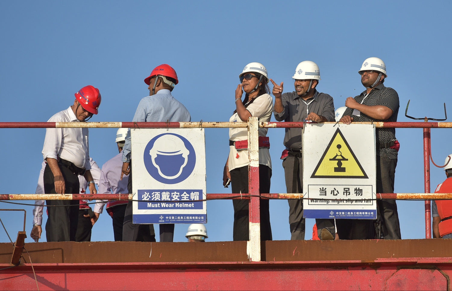 މާލެ-ހުޅުމާލެ އާ ދެމެދު އަޅަމުންދާ ބްރިޖުގެ މަސައްކަތް ބައްލަވާލައްވަން ބައެއް ވަޒީރުން އިއްޔެ ކުރެއްވި ދަތުރުގައި ޓޫރިޒަމް މިނިސްޓަރު ޒަމީރު (ކ-2) ބައިވެރިވެވަޑައިގަންނަވަނީ.-- ފޮޓޯ: ނިޝާން އަލީ/ މިހާރު