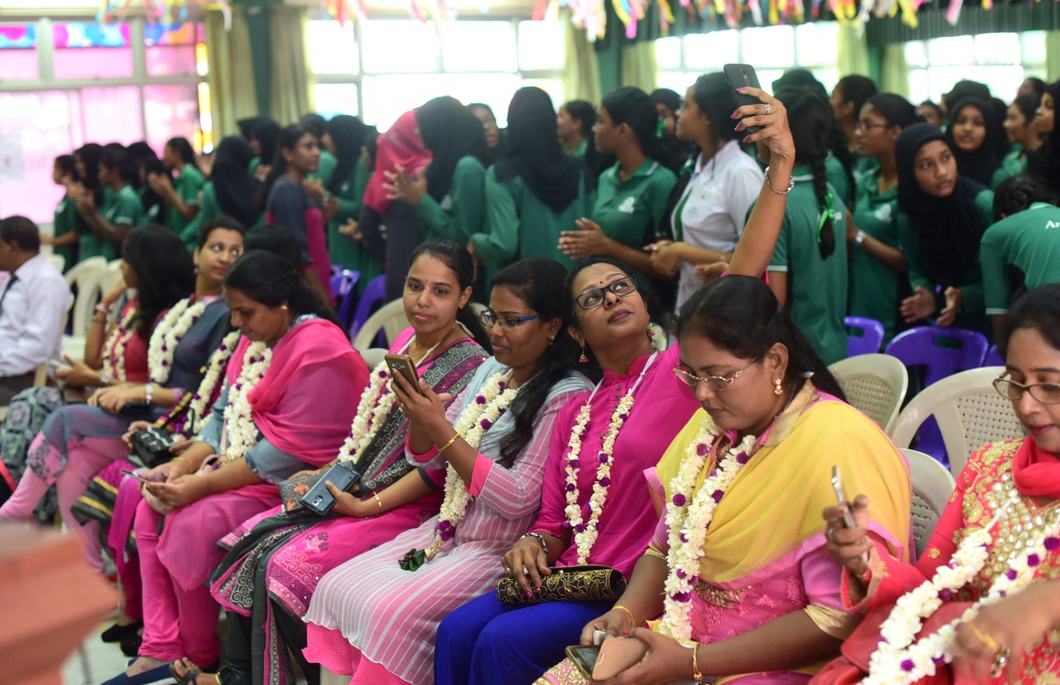 ޓީޗަރުންގެ ދުވަސް ފާހަގަ ކުރުމުގެ ގޮތުން އަމީނިއްޔާ ސްކޫލުގައި ބޭއްވި ހާއްސަ އެސެމްބްލީގައި ދަރިވަރުންނާއި ޓީޗަރުން ބައިވެރިވަނީ-- ފޮޓޯ: މިހާރު