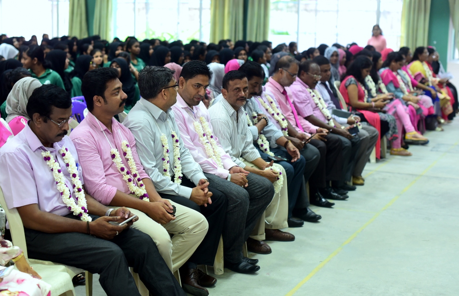 ޓީޗަރުންގެ ދުވަސް ފާހަގަ ކުރުމުގެ ގޮތުން މާލޭގެ ސްކޫލެއްގައި ބޭއްވި އެސެމްބްލީގައި ޓީޗަރުންތަކެއް ބައިވެރިވަނީ-- ފޮޓޯ: މިހާރު