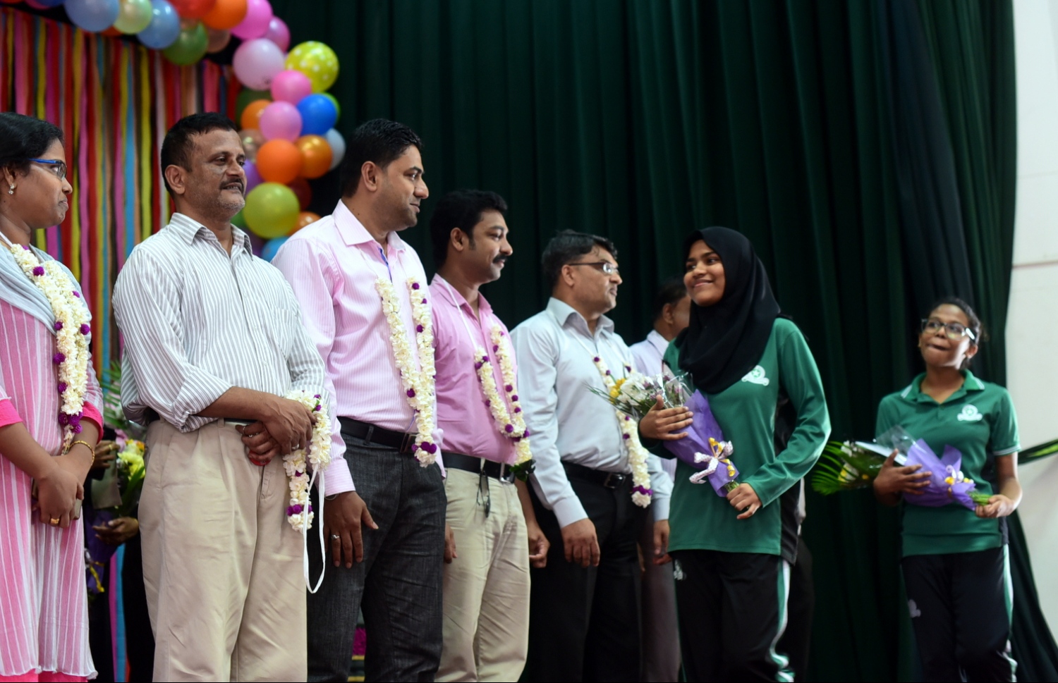 މިދިޔަ އަހަރުގެ ޓީޗަރުންގެ ދުވަސް އަމީނިއްޔާ ސްކޫލުގައި ފާހަގަކުރުމުގެ ގޮތުން ކުދިންތަކެއް ބިދޭސީ ޓީޗަރުންނަށް މާބޮނޑި ދެނީ: މި އަހަރު 2،100 ބިދޭސީ ޓީޗަރުން ސްކޫލުތަކުގައި ކިޔަވައިދޭނެ.