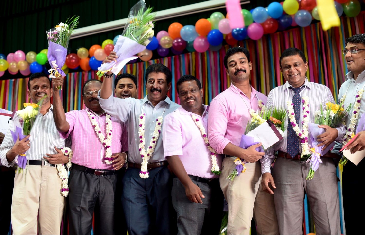 އަމީނިއްޔާ ސްކޫލު ޓީޗަރުންތަކެއް އިއްޔެ ފޮޓޯއަކަށް ހުއްޓިލައިގެން-- ފޮޓޯ: ހުސެން ޝަޔާހު/ މިހާރު