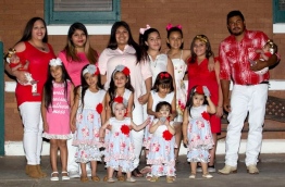 އޮގަސްޓީނާ (ވ) އާއި ފިރިމީހާ އެމީހުންގެ 14 އަންހެންދަރިންނާއެކު