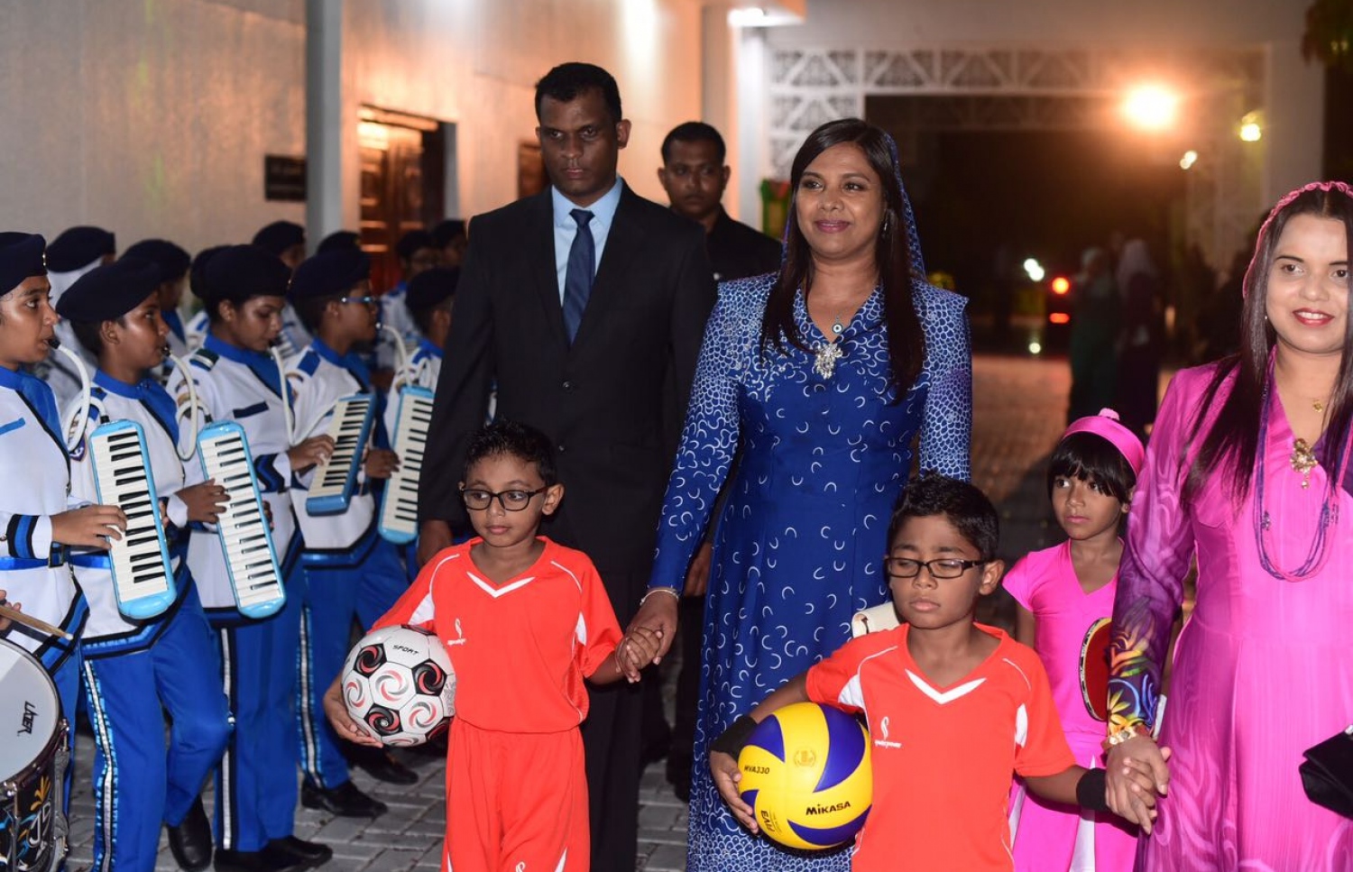 ކަލާސް އެވޯޑު ހަަފުލާއަށް ޔޫތު މިނިސްޓަރު އިރުތިޝާމައި (ކ) އެޑިއުކޭޝަން މިނިސްޓަރު ޑރ. އާއިޝަތު ޝިހާމް ވަޑައިގަންނަވަނީ.-- ފޮޓޯ: ހުސެއިން ޝަޔާހު/މިހާރު