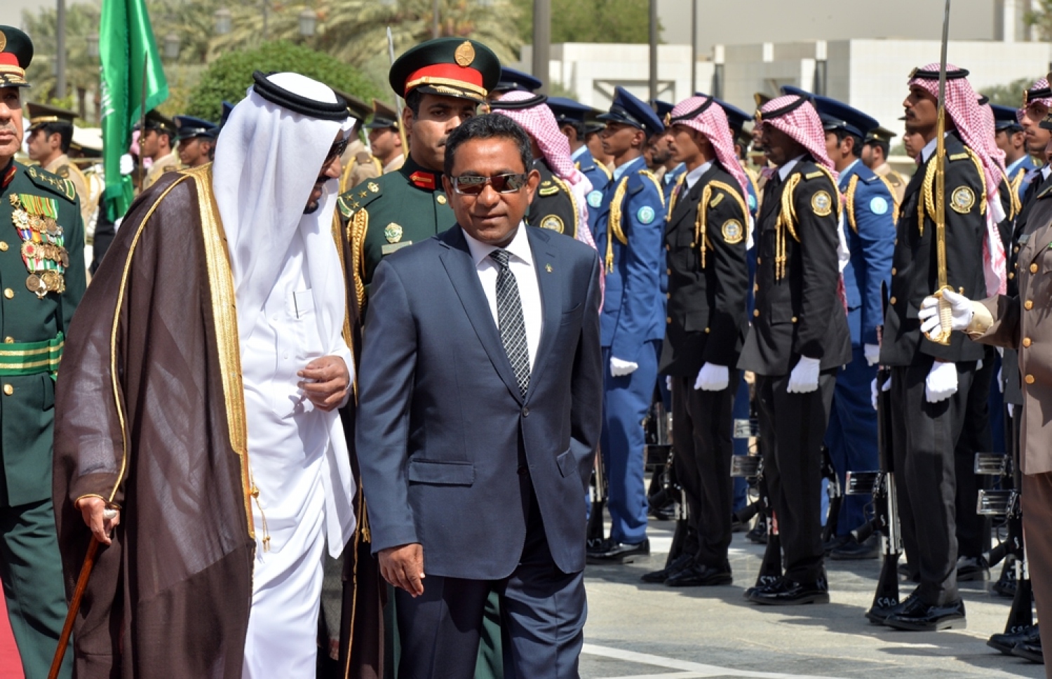 ރައީސް ޔާމީން މިދިޔަ އަހަރުގެ އޮކްޓޯބަރުމަހު ސައޫދީ އަށް ވަޑައިގަތުމުން، ‏އެ ގައުމުގެ ރަސްގެފާނު ސަލްމާން އެ މަނިކުފާނަށް ރަސްމީ ގޮތުން މަރުޙަބާ ދެންނެވުމަށް ރަސްގެފާނުގެ ޝާހީ ގަނޑުވަރުގައި ބޭއްވި ހަފްލާ އަށް ރައީސް ޔާމިން ވަޑައިގަންނަވަނީ.--ފޮޓޯ: ރައީސް އޮފީސް