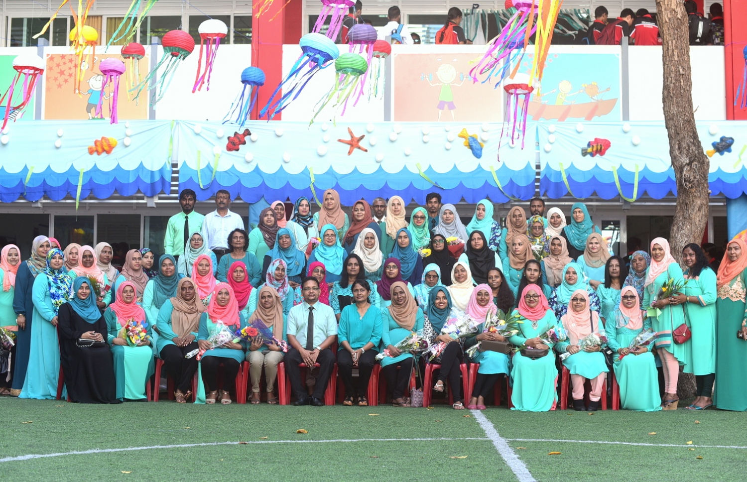 އިސްކަންދަރު ސްކޫލުގައި ޓީޗަރުންގެ ދުވަސް ފާހަގަކުރަން ބޭއްވި ރަސްމިއްޔާތުގައި އެ ސްކޫލުގެ ޓީޗަރުންނާއި ސްކޫލުގެ އިސްވެރިން ފޮޓޯއަކަށް ހުއްޓިލައިގެން.-- ފޮޓޯ: ހުސެއިން ޝަޔާހު/ މިހާރު