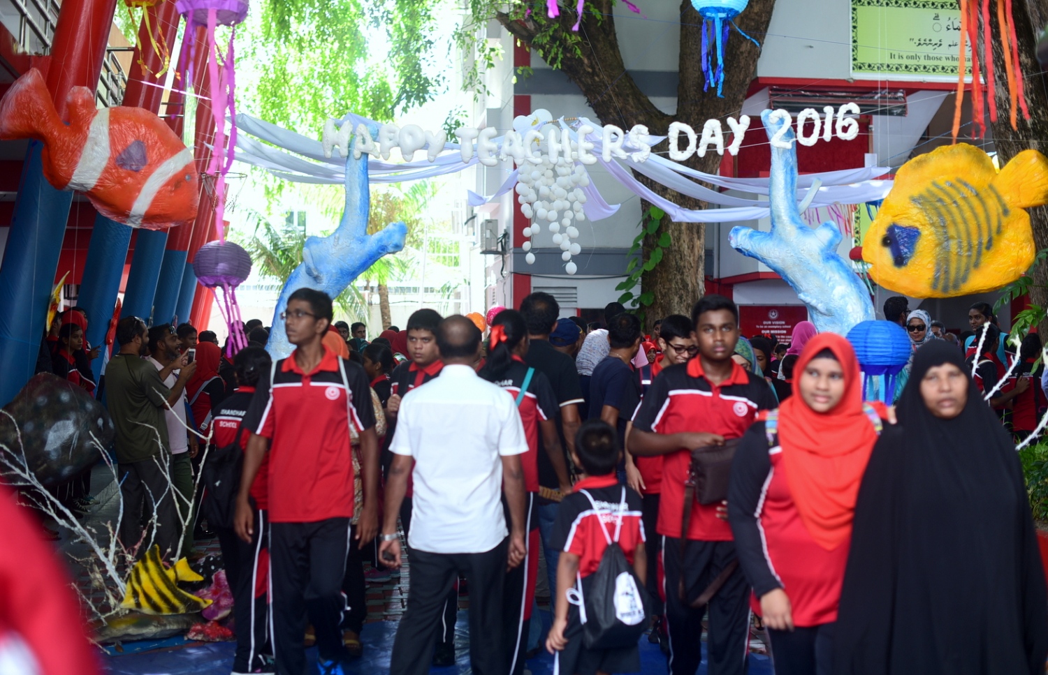 އިސްކަންދަރު ސްކޫލު ތެރޭގައި ޓީޗަރުންގެ ދުވަސް ފާހަގަކުރަން ދަރިވަރުން ހަރަކާތްތެރިވަނީ.-- ފޮޓޯ: ހުސެއިން ޝަޔާހު/ މިހާރު