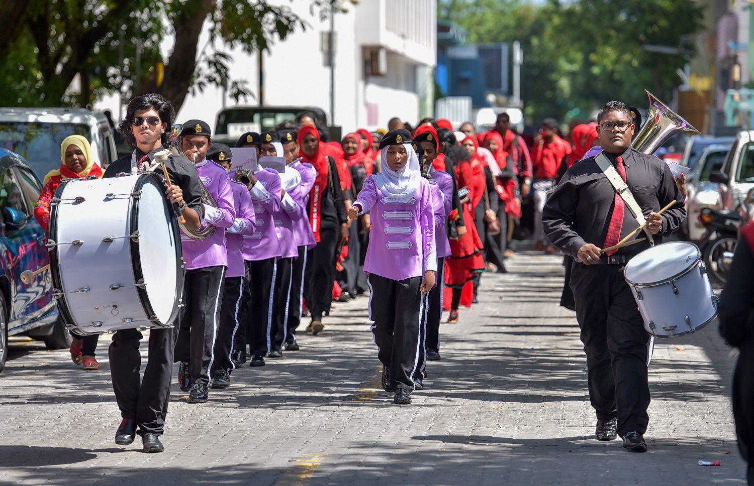 ހިރިޔާ ސްކޫލުގައި ޓީޗަރުންގެ ދުވަސް ފާހަގަކުރަން، އެ ސްކޫލުގެ ބޭންޑާއެކު ޓީޗަރުން ސްކޫލަށް ދަނީ.-- ފޮޓޯ: ނިޝާން އަލީ/ މިހާރު