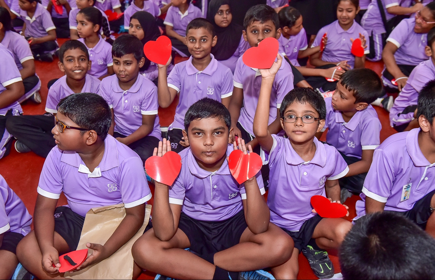 ހިރިޔާ ސްކޫލުގެ ދަރިވަރުންތަކެއް ރަތް ހިތްތަކެއް ހިފައިގެން ޓީޗަރުންގެ ދުވަސް ފާހަގަކުރަނީ.-- ފޮޓޯ: ނިޝާން އަލީ/ މިހާރު