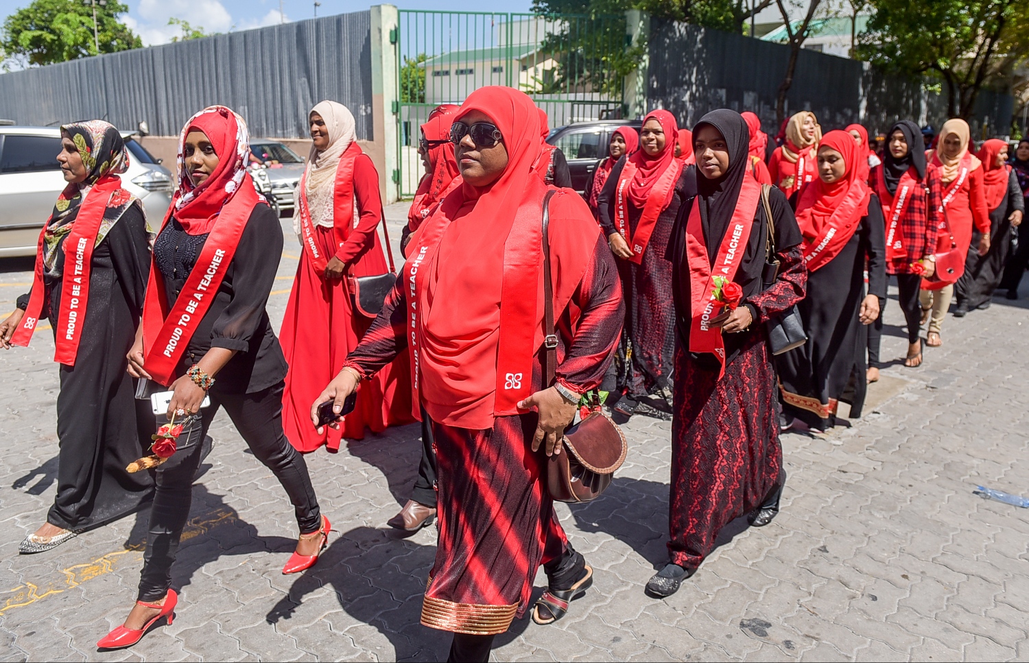 ހިރިޔާ ސްކޫލުގައި ޓީޗަރުންގެ ދުވަސް ފާހަގަކުރަން އެ ސްކޫލުގެ ޓީޗަރުން ސްކޫލަށް ދަނީ .-- ފޮޓޯ: ނިޝާން އަލީ\ މިހާރު