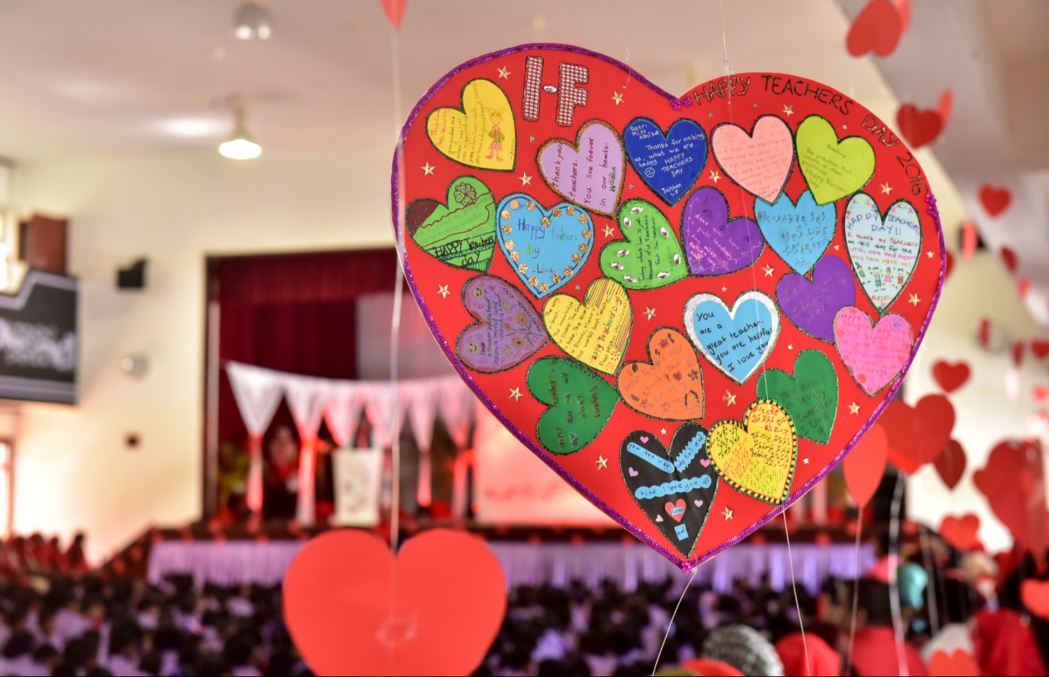 ހިރިޔާ ސްކޫލުގައި ޓީޗަރުންގެ ދުވަސް ފާހަގަކުރުމަށް، އެ ސްކޫލުގައި ބޭއްވި ރަސްމިއްޔާތުގައި ޓީޗަރުންނަށް ދަރިވަރުން ތައްޔާރުކުރި ކާޑެއް.-- ފޮޓޯ: ނިޝާން އަލީ މިހާރު