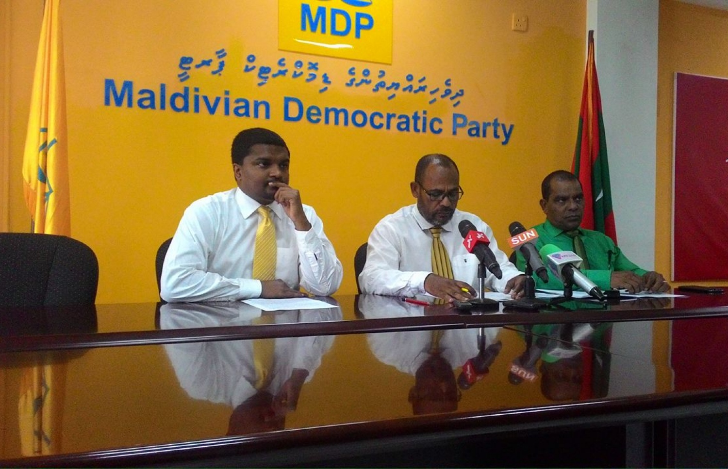 އެމްޑީޕީ އޮފީހުގައި ބޭއްވި ނޫސްވެރިންގެ ބައްދަލުވުމެއްގައި އަނަސް (ވ). - ފޮޓޯ: މިހާރު