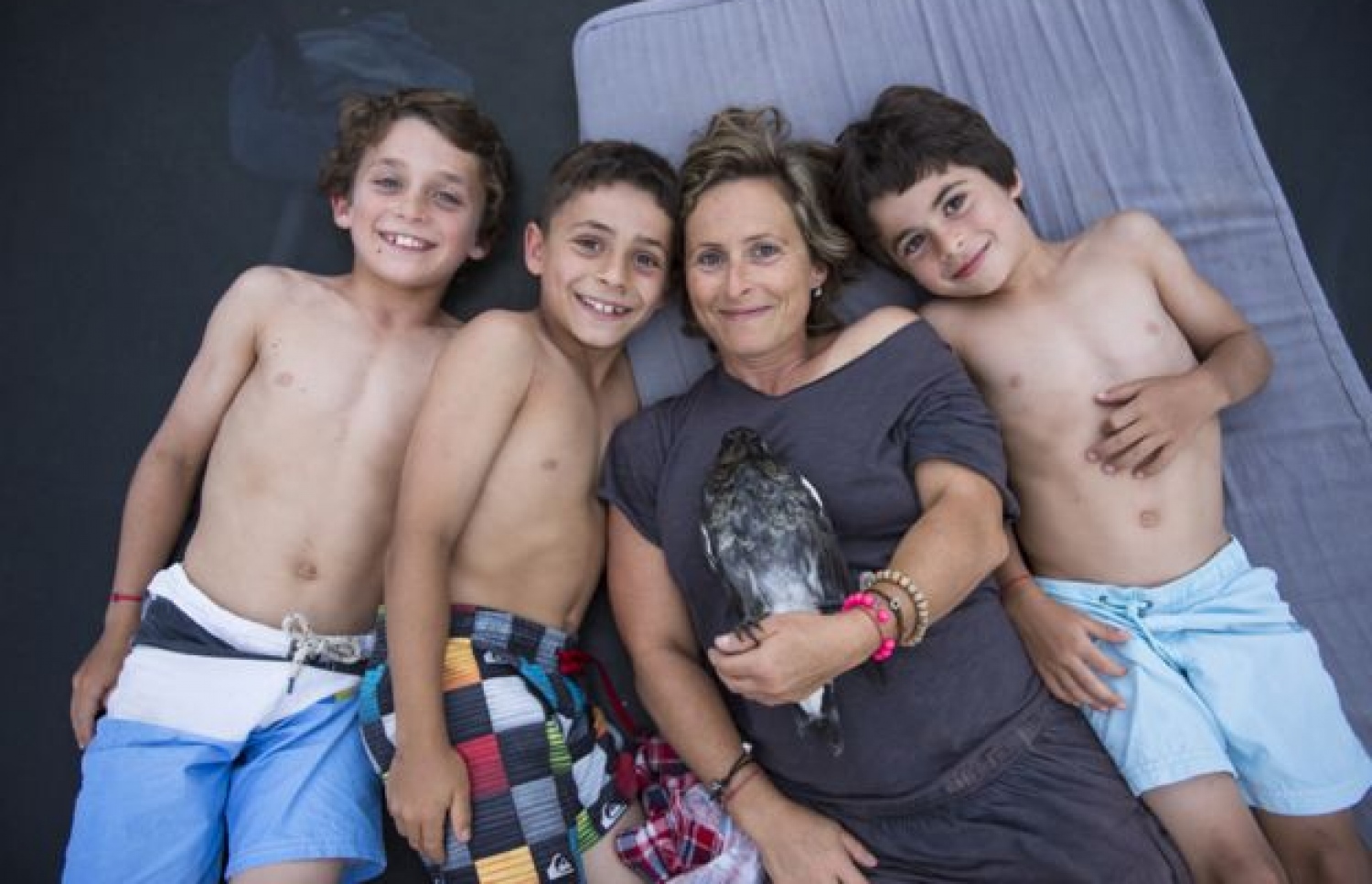 ސެމް އޭނާގެ ތިން ދަރިންނާއި "ޕެންގުއިން"އާ އެކު: ތައިލެންޑްގައި ޗުއްޓީ ހޭދަކުރަނިކޮށް ވެއްޓި ސެމްގެ މެއިން ފެށިގެން ތިރި ވަނީ ވާގިނެތިފައި