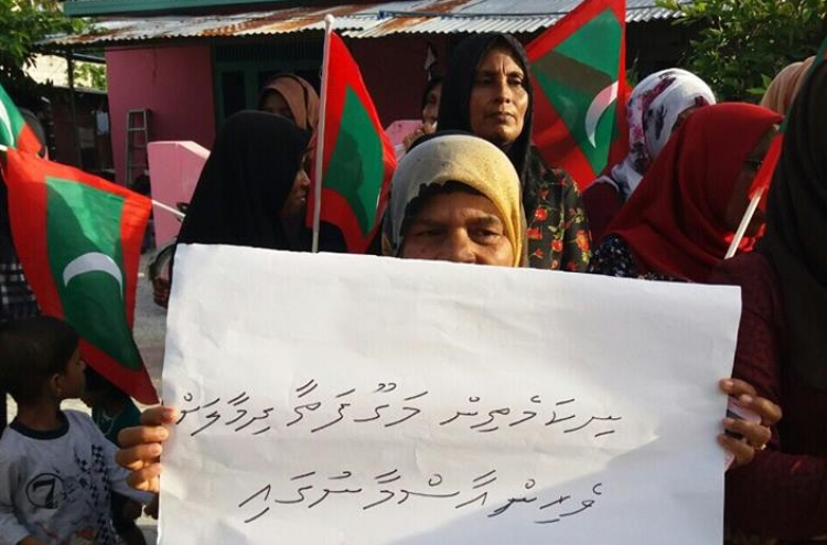 ކާޑުގެ އަގު ބޮޑުކުރުމުން ގިނަ ރަށްތަކެއްގައި މުޒާހަރާ