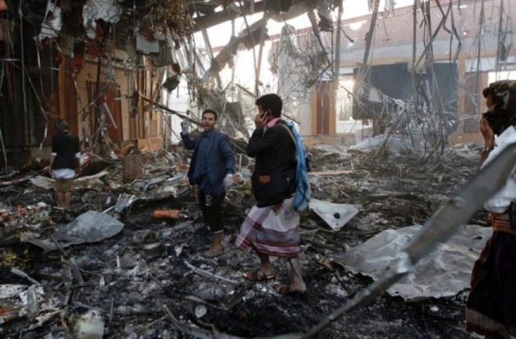 ޔަމަނުގެ ޖަނާޒާއަކަށް ހަމަލާދީ 140 މީހުން މަރާލައިފި