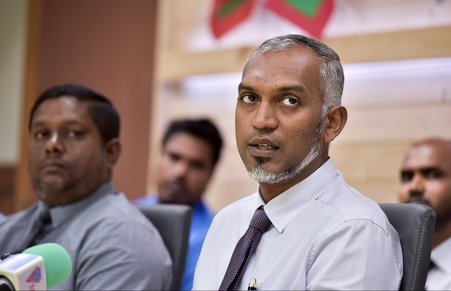 މިނިސްޓަރު މުއިއްޒު ނޫސްވެރިންނަށް މައުލޫމާތު ދެއްވަނީ. ފުޑް ކޯޓްތަކުގެ ފައުންޑޭޝަން މަސައްކަތް އަންނަ ހަފްތާގައި ފެށޭނެ ކަމަށް އޭނާ ވިދާޅުވި. - ފޮޓޯ: ނިޝާން އަލީ/ މިހާރު