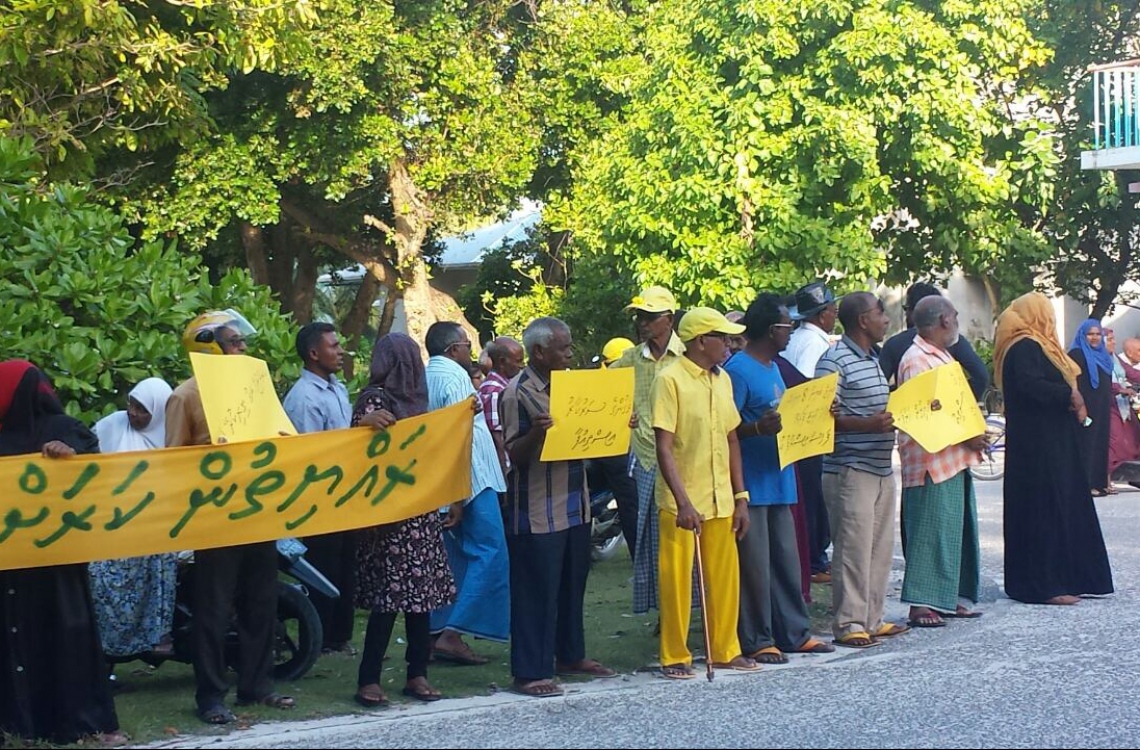 ކާޑާއި ކަރަންޓުގެ އަގު ބޮޑުކުރުމުން ފުވައްމުލަކުގައި އޮކްޓޫބަރު 10 ގައި ރައީސް ޔާމީނާ ދެކޮޅަށް މުޒާހަރާ ކުރަނީ