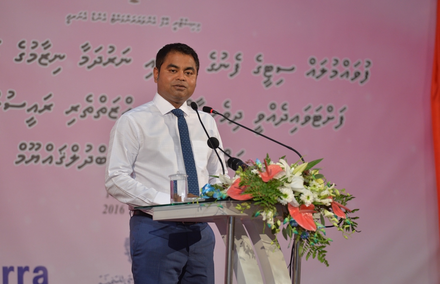 ފުވައްމުލަކުގައި ސާފު ބޯފެނާއި ނަރުދަމާގެ މަޝްރޫއު އިފުތިތާހު ކުރުމަށް މިރޭ ބޭއްވި ޖަލްސާގައި ތިމާވެއްޓާ ބެހޭ މިނިސްޓަރު ތޯރިގް އިބްރާހިމް ވާހަކަ ދައްކަވަނީ.---ފޮޓޯ: ރައީސް އޮފީސް