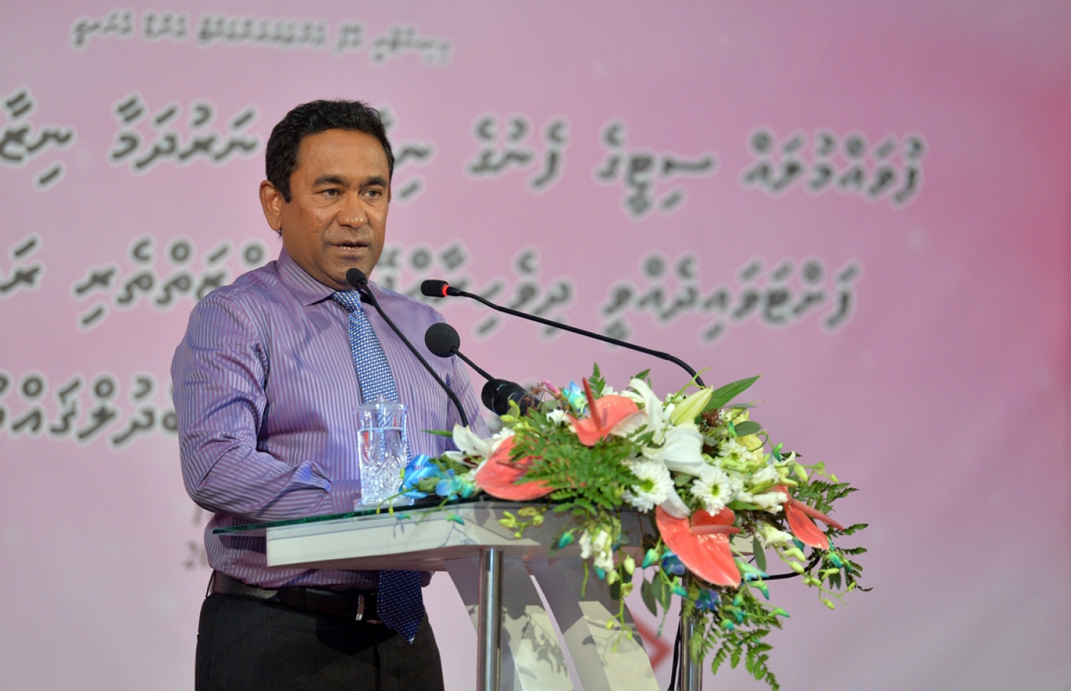 ފުވައްމުލަކުގެ ބޯފެނާއި ނަރުދަމާގެ މަޝްރޫއު އިފުތިތާހު ކުރުމަށް ބޭއްވި ޖަލްސާގައި ރައީސް ޔާމީނާ ވާހަކަފުޅު ދައްކަވަނީ: އޭޑީސީގެ ގޮތުގައި ދިވެހިންގެ އަތުން 25 ޑޮލަރު ނެގުމަށް ބޭނުންފުޅުވިޔަސް އެ އަދަދު 12 ޑޮލަރަށް ދަށްކުރުމުން ވަރަށް ބޮޑަށް ހިތްހަމަޖެހިވަޑައިނުގަންނަވާ---ފޮޓޯ: ރައީސް އޮފީސް