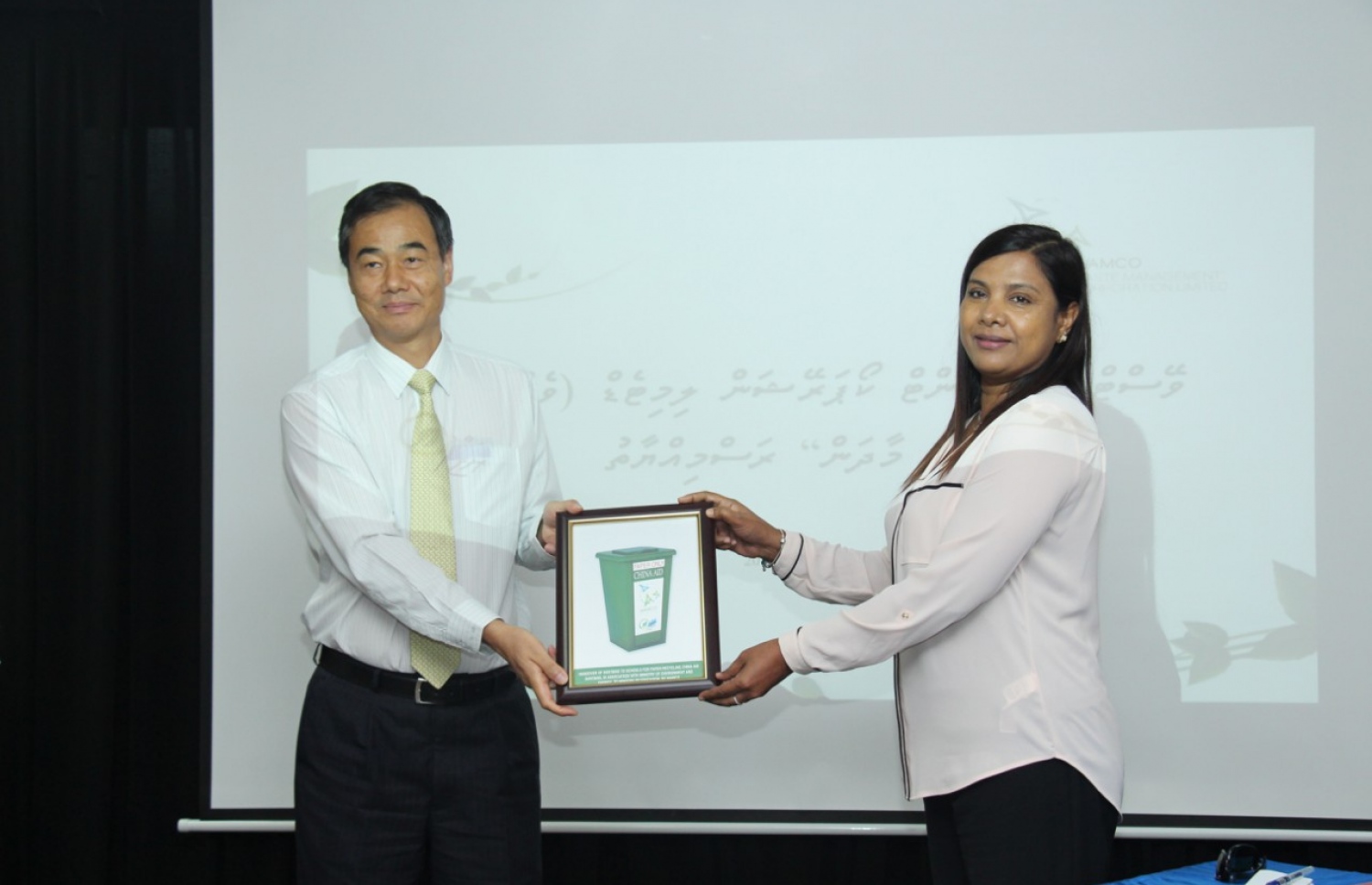 ޑަސްބިންތައް ހަވާލުކުރުމުގެ ރަސްމީ ލިޔުން ޗައިނާއިން ރާއްޖެ ކަނޑައަޅުއްވާފައި ހުންނަވާ ސަފީރު ވަން ފުކާން، އެޑިއުކޭޝަން މިނިސްޓަރު ޑރ. އާއިޝަތު ޝިހާމާ ހަވާލުކޮށްދެއްވަނީ.-- ފޮޓޯ: އެޑިއުކޭޝަން މިނިސްޓްރީ