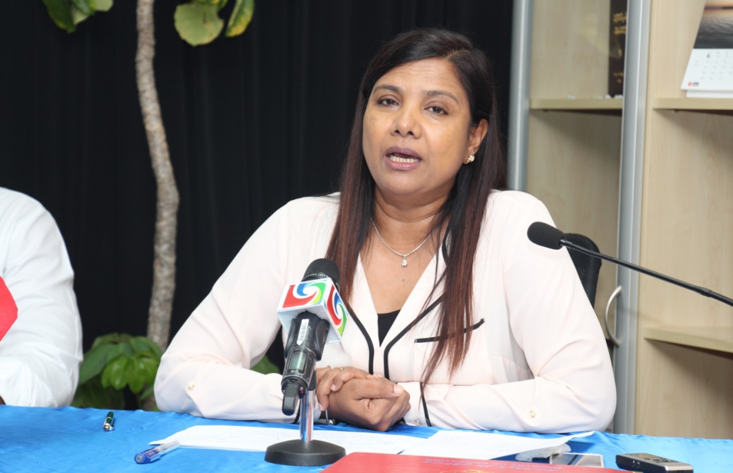 ސްކޫލު ފޮތްތައް ރިސައިކަލް ކުރުމުގެ އެއްބަސްވުމުގައި ސޮއިކުރެއްވުމަށްފަހު އެޑިއުކޭޝަން މިނިސްޓަރު ޑރ. އާއިޝަތު ޝިހާމް ވާހަކަދައްކަވަނީ.-- ފޮޓޯ: އެޑިއުކޭޝަން މިނިސްޓްރީ