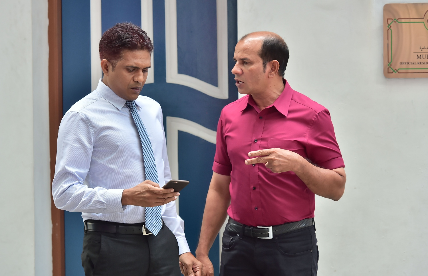 މުލީއާގޭގައި ދާދި ފަހުން ބޭއްވި ބައްދަލުވުމަކަށް ފަހު ޕީޕިއެމްގެ ޕާލަމެންޓްރީ ގުރޫޕުގެ ލީޑަރު ނިހާން (ވ) އަދި ދިއްދޫ ދާއިރާގެ މެމްބަރު އަބްދުއްލަތީފު މުހައްމަދު، މުލީއާގޭގެ ބޭރުގައި މަޑުކޮށްލައްވައިގެން.---ފޮޓޯ: މިހާރު