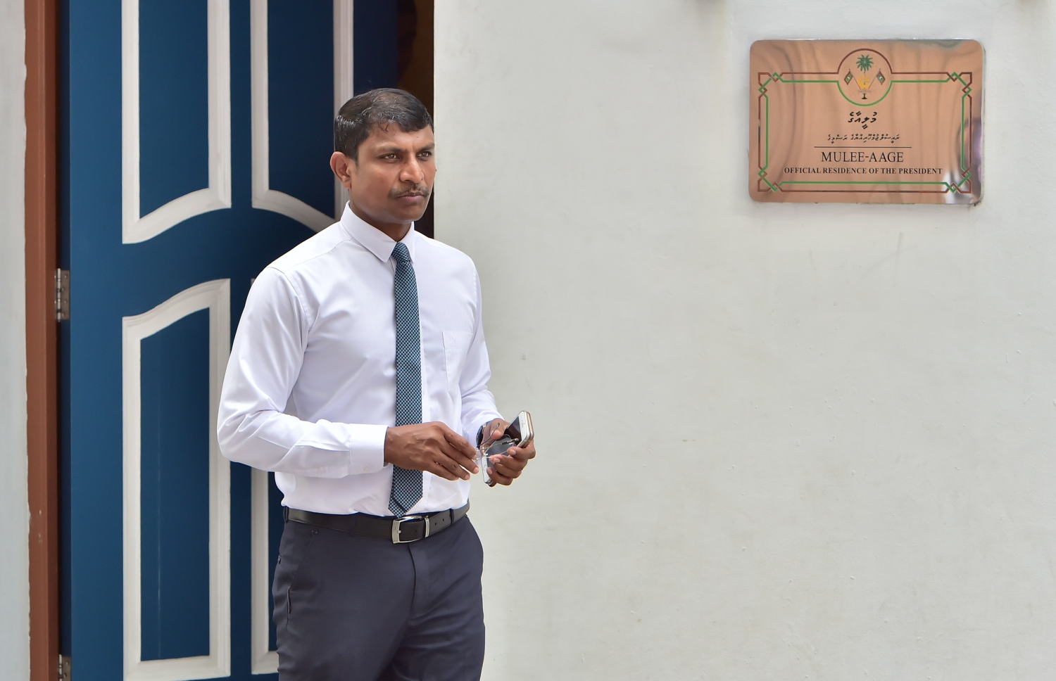 މެމްބަރު ރިޔާޒް ރަޝީދު މުލީއާގެ އިން ނުކުމެވަޑައިގަންނަވަނީ: ދިވެހިންގެ އަތުން އޭޑީސީ ނަގަން ފުރަތަމަ ވެސް ދެކޮޅު ހެއްދެވި.---ފޮޓޯ: މިހާރު ފައިލް ފޮޓޯ: ނިޝާން އަލީ