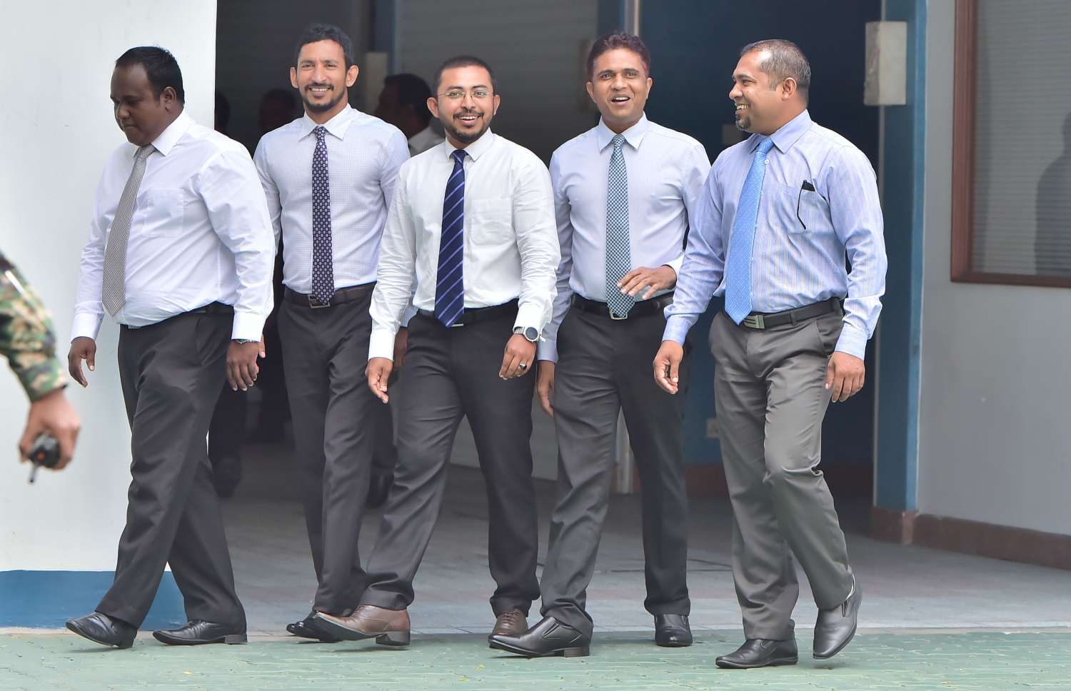 ރައީސް ޔާމީނާ އެކު ބޭއްވި ބައްދަލުވުމަށް ފަހު ޕީޖީ ގްރޫޕުގެ ބައެއް މެމްބަރުން މުލިއާގެއިން ނިކުމެވަޑައިގަންނަވަނީ: އޭޑީސީގެ ގޮތުގައި ދިވެހިންގެ އަތުން ފައިސާ ނެގުމާ މެދު ވަރަށް ބޮޑަށް ހިޔާލު ތަފާތުވި.---ފޮޓޯ: މުހައްމަދު ޝަރުހާން/ފައިލް ފޮޓޯ