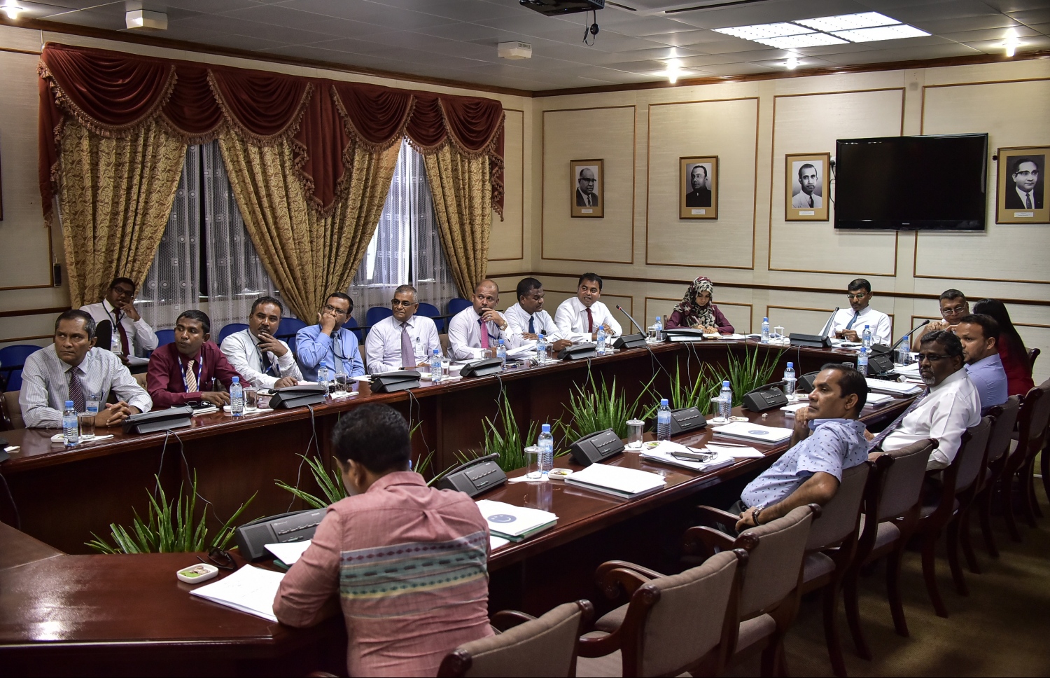 ސަރުކާރުގެ މަސްއޫލިއްޔަތު އަދާކުރާ މިންވަރު ބަލާ ކޮމެޓީގެ މިއަދުގެ ބައްދަލުވުމުގައި ހަކަތައާ ބެހޭ މިނިސްޓްރީ އާއި ފެނަކަ އަދި ސްޓެލްކޯގެ ވެރިން ޖަވާބުދާރީވަނީ.--- ފޮޓޯ: ނިޝާން އަލީ/ މިހާރު