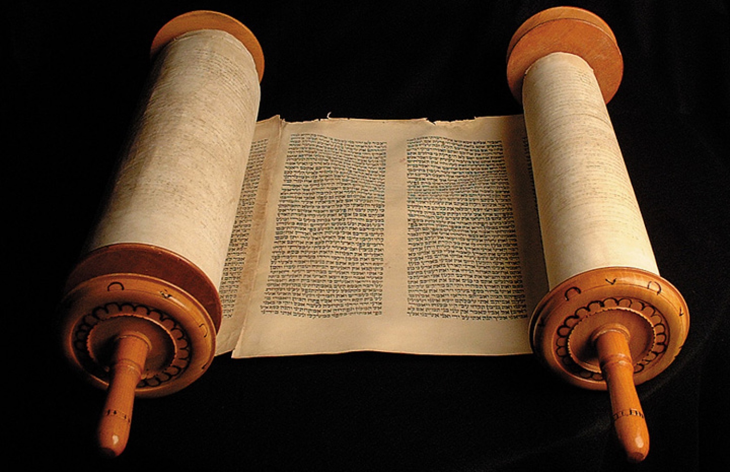 ތައުރާތުގެ ކޮޕީއެއްގެ ތަސްވީރު. އަލްބަގަރާ ސޫރަތުގެ ތިން ބައިކުޅަ އެއް ބައިގައި ތައުރާތުގައި ނަންގަނެވިފައިވާ ބައެއް ވާހަކަތަކަށް އިޝާރާތް ކުރެވިފައިވޭ.