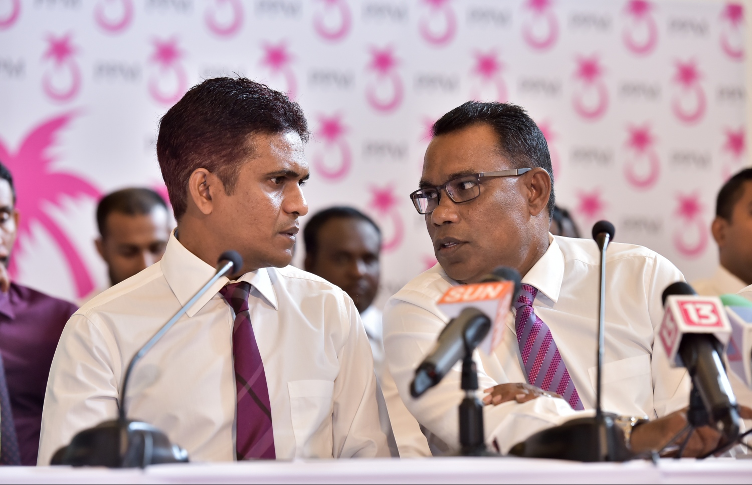 ޕީޕީއެމްގެ ޕީޖީ ގްރޫޕުން ބޭއްވި ނޫސްވެރިންގެ ބައްދަލުވުމުގައި ނިހާން (ވ) އަދި އަބްދުއް ރަހީމް ބައިވެރިވެވަޑައިގަންނަވަނީ: ޖަލުގައި ހުންނެވިއިރު ވެސް އޭނާގެ ހާލު ނިހާން ދޭތެރެދޭތެރެއިން ބައްލަވަމުން ގެންދެވި ކަމަށް މަހްލޫފު ވިދާޅުވި.---މިހާރު ފައިލް ފޮޓޯ