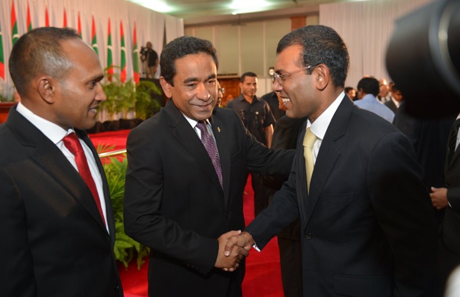 ރައީސްކަމުގެ ހުވާކުރެއްވުމަށްފަހު ރައީސް ޔާމީން (މ)، ކުރީގެ ރައީސް މުހައްމަދު ނަޝީދާ ސަލާމްކުރައްވާއިރު އަރިހުގައި ކުރީގެ ނައިބު ރައީސް ޑރ. ޖަމީލް މަޑުކޮށްލައްވައިގެން.-- ފޮޓޯ: ރައީސް އޮފީސް