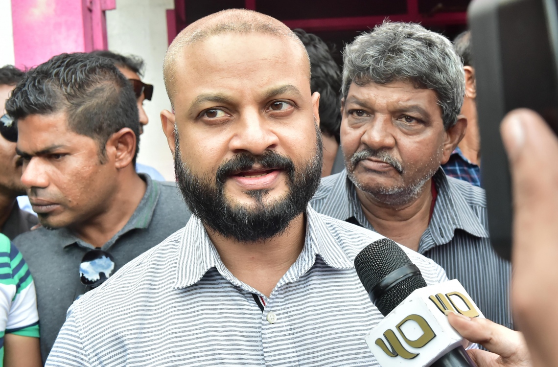 މާލެ: އޮކްޓޯބަރު 16، 2016- ޕީޕީއެމްގެ ހިންގުން އެ ޕާޓީގެ މުސްތަޝާރު އަދި ރައީސް އަބްދުﷲ ޔާމީންއާ ހަވާލުކުރުމަށް ސިވިލް ކޯޓުން ކުރި ހުކުމާ ގުޅިގެން، ޕީޕީއެމްގެ ރައީސް މައުމޫން އަބްދުލް ގައްޔޫމްގެ ފެކްޝަނުން ބޭއްވި ކައުންސިލް ބައްދަލުވުމަށް ފަހު، މައުމޫންގެ ދަރިކަލުން އަހުމަދު ފާރިސް މައުމޫން ނޫސްވެރިންނާ ވާހަކަ ދައްކަވަނީ.---ފޮޓޯ: މުހައްމަދު ޝަރުހާން/މިހާރު