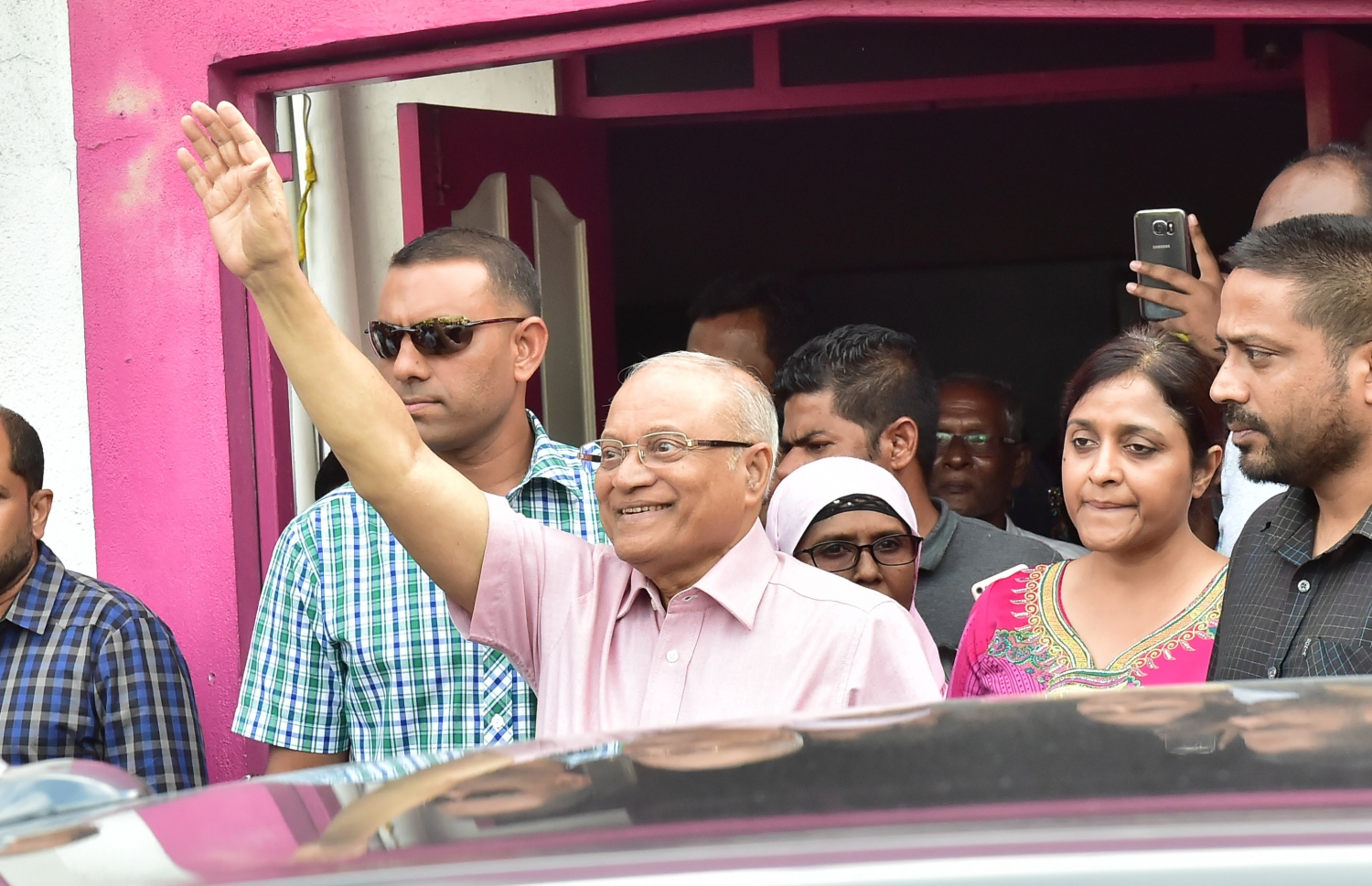 ޕީޕީއެމްގެ ހިންގުމާ އެ ޕާޓީގެ މުސްތަޝާރު އަދި ރައީސް އަބްދުﷲ ޔާމީންއާ ހަވާލުކުރަން ސިވިލް ކޯޓުން ކުރި ހުކުމަށް ފަހު، ޕީޕީއެމް މައުމޫން ފެކްޝަނުން ބޭއްވި ކައުންސިލް ބައްދަލުވުން ނިންމާލުމަށް ފަހު މައުމޫން ނުކުންނަވަނީ: އާއިލާ ވަނީ ދެ ބައި ވެފައި