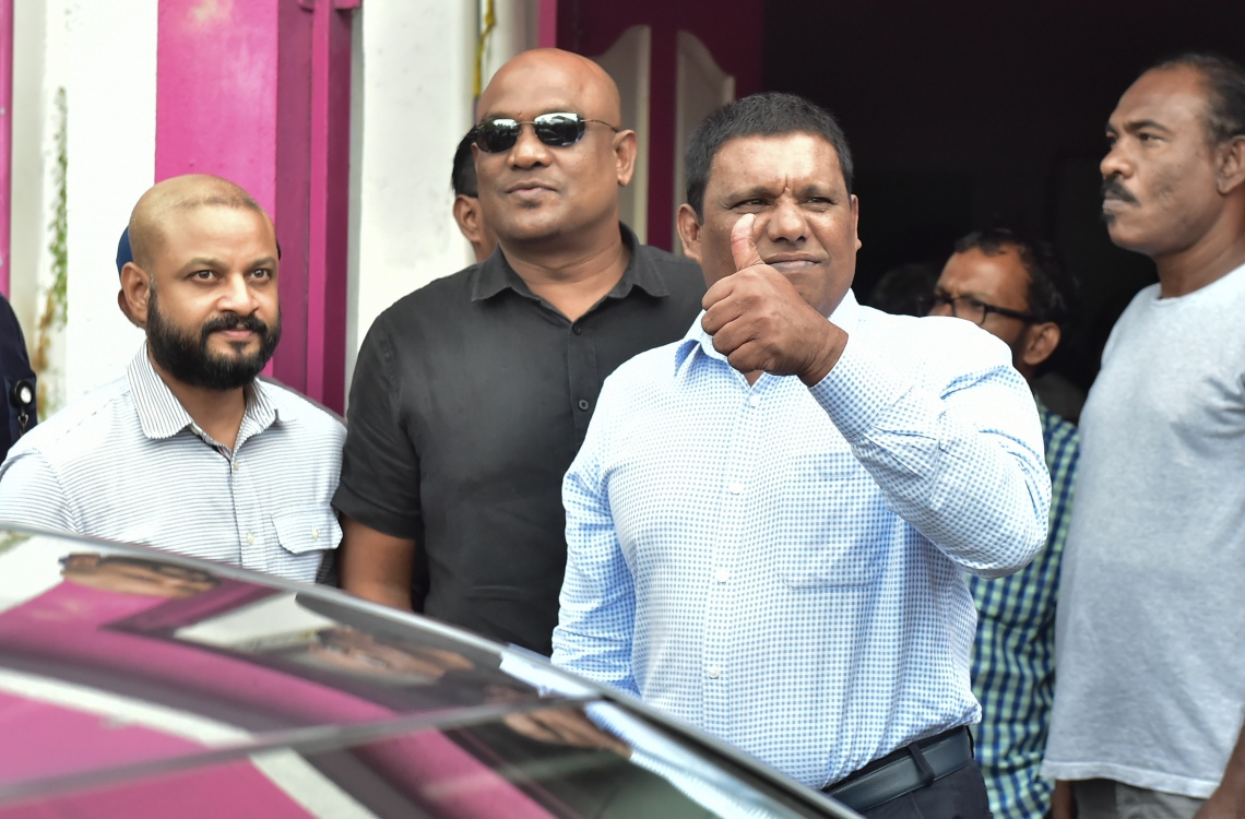 މާލެ: އޮކްޓޯބަރު 16، 2016- ޕީޕީއެމްގެ ހިންގުން އެ ޕާޓީގެ މުސްތަޝާރު އަދި ރައީސް އަބްދުﷲ ޔާމީންއާ ހަވާލުކުރުމަށް ސިވިލް ކޯޓުން ކުރި ހުކުމާ ގުޅިގެން، ޕީޕީއެމްގެ ރައީސް މައުމޫން އަބްދުލް ގައްޔޫމްގެ ފެކްޝަނުން ބޭއްވި ކައުންސިލް ބައްދަލުވުމަށް ފަހު، ތިމަރަފުށީ ދާއިރާގެ މެމްބަރު މުހައްމަދު މުސްތަފާ، މައުމޫންގެ ސަޕޯޓަރުންނަށް އިޝާރާތުން ހިތްވަރު ދެއްވަނީ.---ފޮޓޯ: މުހައްމަދު ޝަރުހާން/މިހާރު