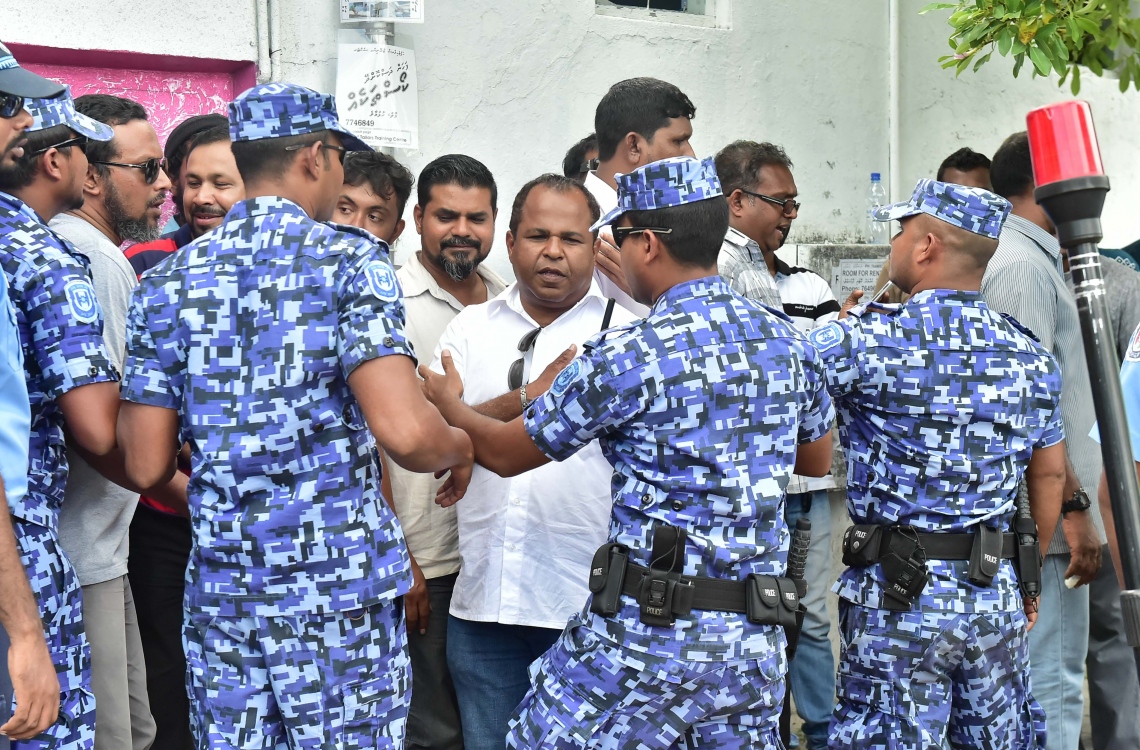 މާލެ: އޮކްޓޯބަރު 16، 2016- ޕީޕީއެމްގެ ހިންގުން އެ ޕާޓީގެ މުސްތަޝާރު އަދި ރައީސް އަބްދުﷲ ޔާމީންއާ ހަވާލުކުރުމަށް ސިވިލް ކޯޓުން ކުރި ހުކުމާ ގުޅިގެން، ޕީޕީއެމްގެ ރައީސް މައުމޫން އަބްދުލް ގައްޔޫމްގެ ފެކްޝަނުން ޕާޓީގެ އޮފީހުގައި ކައުންސިލް ބައްދަލުވުން ބޭއްވިއިރު، އޮފީސް ދޮށަށް އެއްވި ސަޕޯޓަރުން ކޮންޓްރޯލް ކުރުމަށް ފުލުހުން ހަރަކާތްތެރިވަނީ.---ފޮޓޯ: މުހައްމަދު ޝަރުހާން/މިހާރު