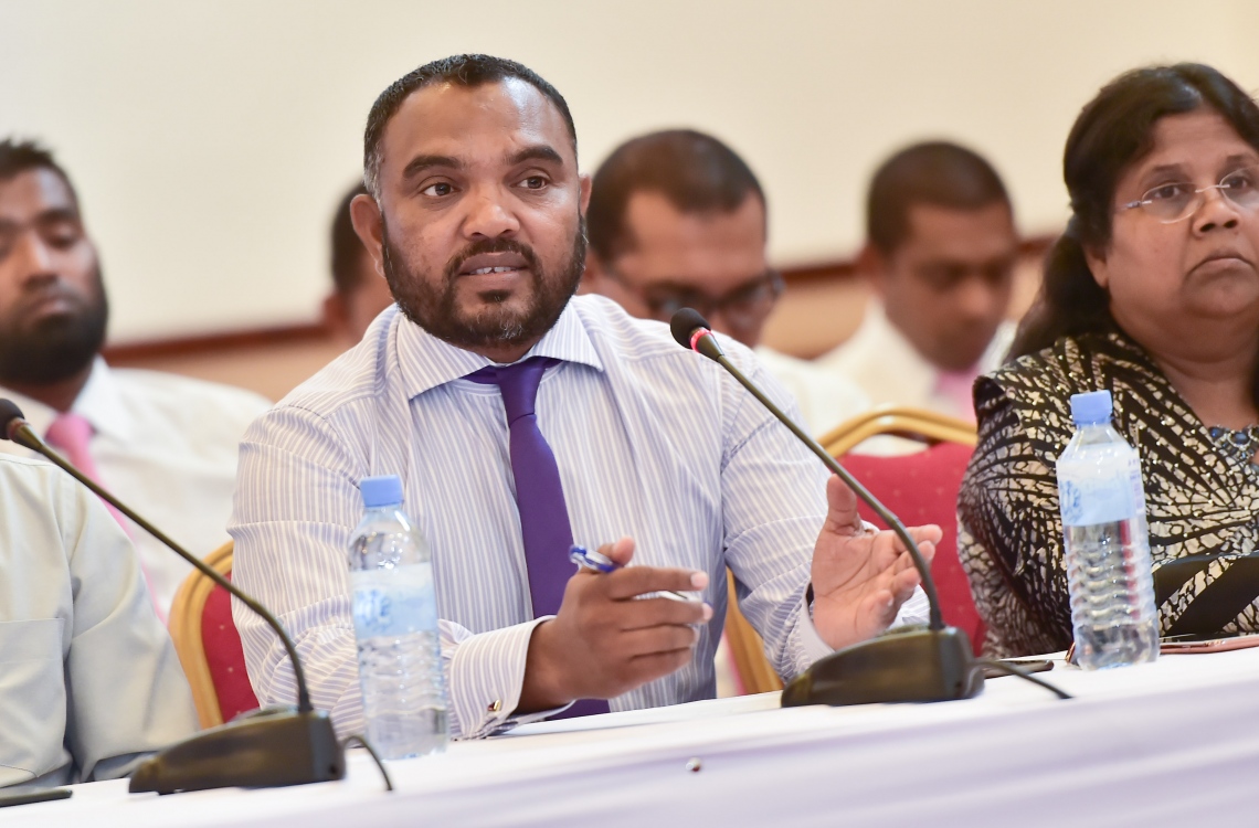 މާލެ: އޮކްޓޯބަރު 16، 2016- ޕީޕީއެމްގެ ހިންގުން އެ ޕާޓީގެ މުސްތަޝާރު އަދި ރައީސް އަބްދުﷲ ޔާމީންއާ ހަވާލުކުރުމަށް ސިވިލް ކޯޓުން ކުރި ހުކުމާ ގުޅިގެން، އެމަނިކުފާނުގެ ފެކްޝަންގެ ބޭފުޅުން ބޭއްވި ނިއުސް ކޮންފަރެންސްގައި ވައިކަރަދޫ ދާއިރާގެ މެމްބަރު އަލީ އާރިފް ނޫސްވެރިންނާ ވާހަކަ ދައްކަވަނީ.---ފޮޓޯ: މުހައްމަދު ޝަރުހާން/މިހާރު