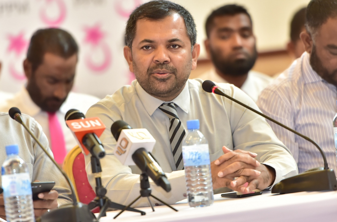 މާލެ: އޮކްޓޯބަރު 16، 2016- ޕީޕީއެމްގެ ހިންގުން އެ ޕާޓީގެ މުސްތަޝާރު އަދި ރައީސް އަބްދުﷲ ޔާމީންއާ ހަވާލުކުރުމަށް ސިވިލް ކޯޓުން ކުރި ހުކުމާ ގުޅިގެން، އެމަނިކުފާނުގެ ފެކްޝަންގެ ބޭފުޅުން ބޭއްވި ނިއުސް ކޮންފަރެންސްގައި ޓޫރިޒަމް މިނިސްޓަރު މޫސާ ޒަމީރު ނޫސްވެރިންނާ ވާހަކަ ދައްކަވަނީ.---ފޮޓޯ: މުހައްމަދު ޝަރުހާން/މިހާރު